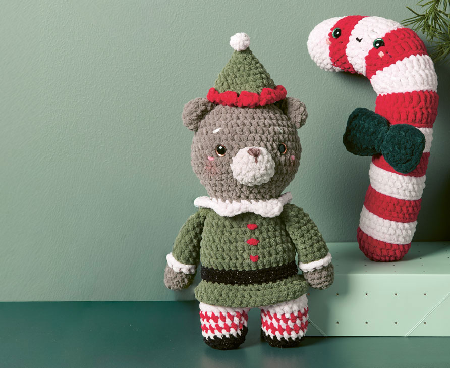 Gehäkelte Chenillove Figuren: Weihnachtsbär und Zuckerstange