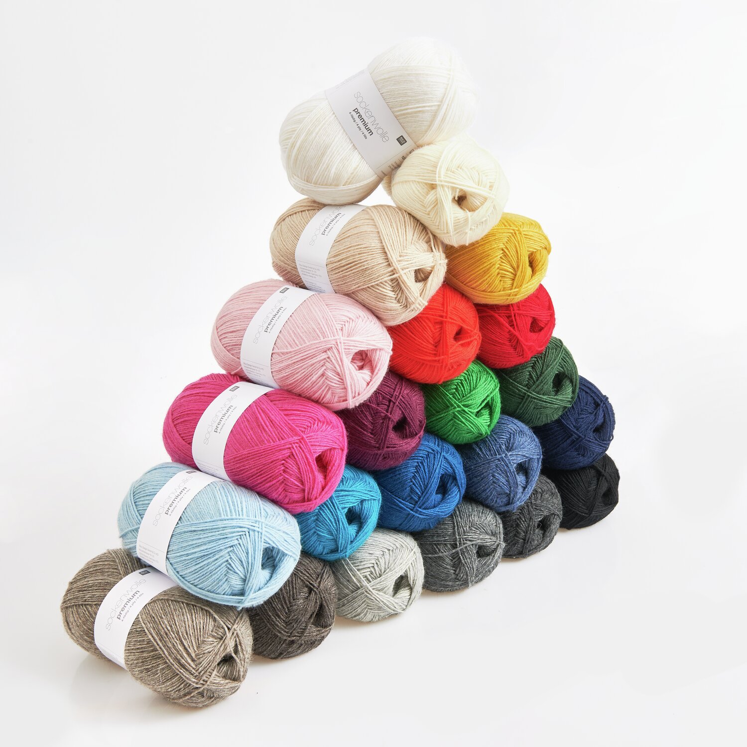 Sockenwolle Premium 4-fädig in 24 Farben, ideal für Strickprojekte. 100g Knäuel mit 380m Länge.