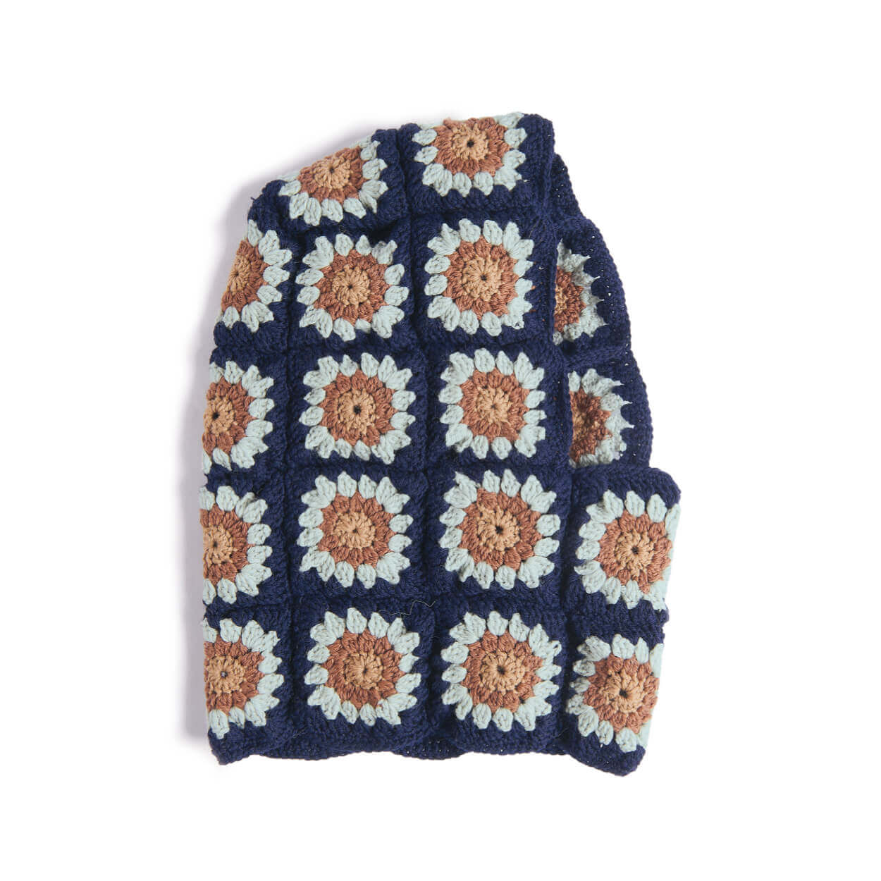 Gehäkelte Weste aus Granny Squares in Blau, Creme und Rostfarben vor hellem Hintergrund