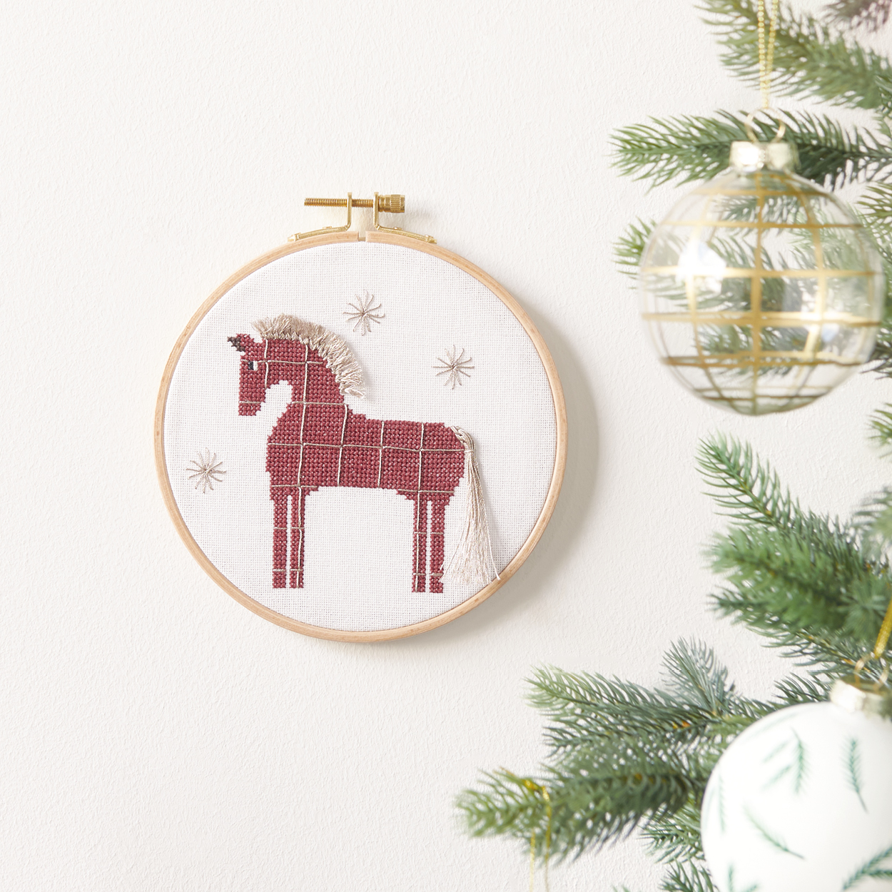 Gesticktes Wandbild mit rotem Pferd, an der Seite Tannenbaum
