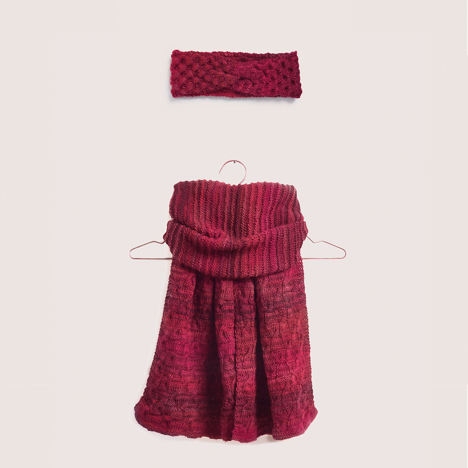 Stirnband und Schal in kräftigem Rot aus der Wonderball Special Kollektion. Das Set zeigt ein elegantes Strickmuster, ideal für kalte Tage. Perfekt für stilvolle Wärme.