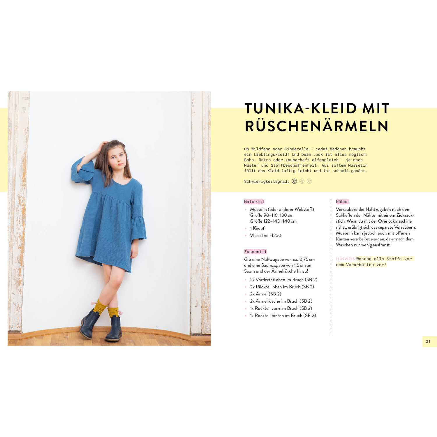 Mini-Masterclass – Nähen mit Musselin: Mädchen in blauem Tunika-Kleid mit Rüschenärmeln, gelbe Socken und schwarze Stiefel.