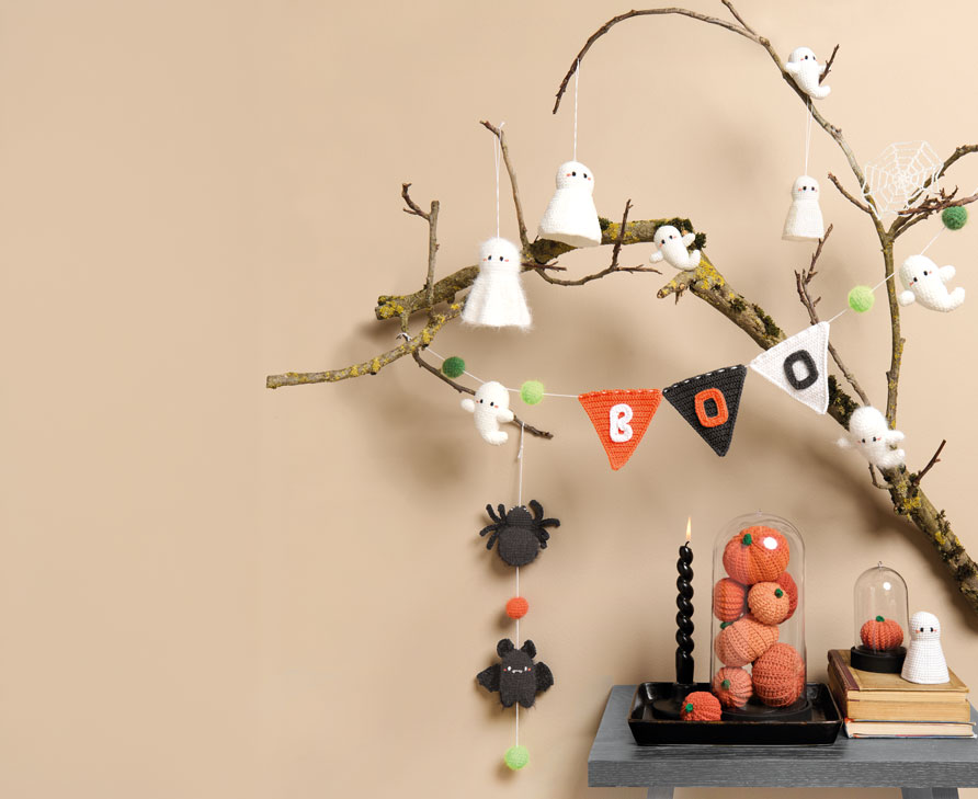 Gehäkelte Ricorumi-Halloween-Figuren hängen an einem Ast