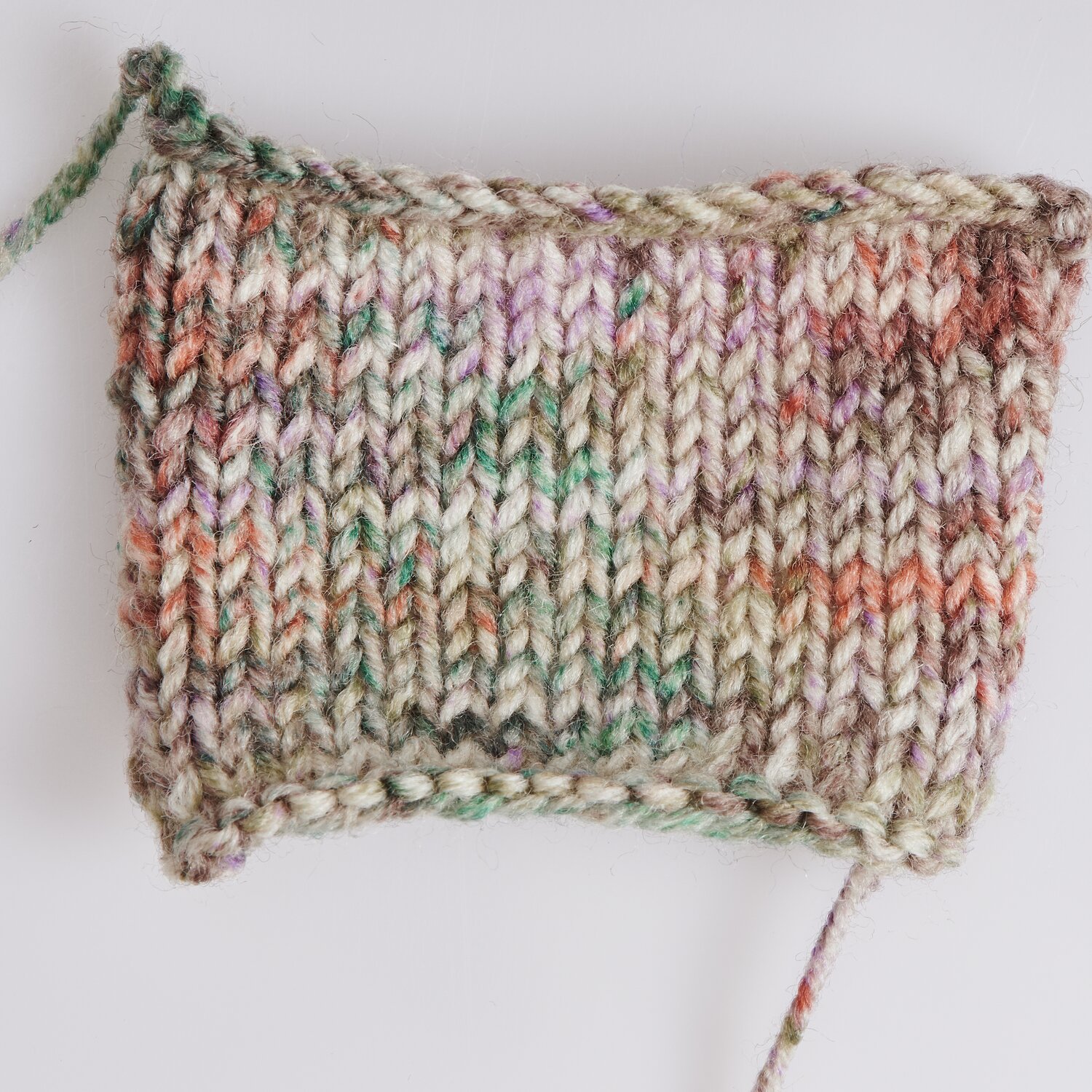Socks Merino Multicolor 4-fädig, gestricktes Muster in bunten Tönen, 100g 380m, Forest.