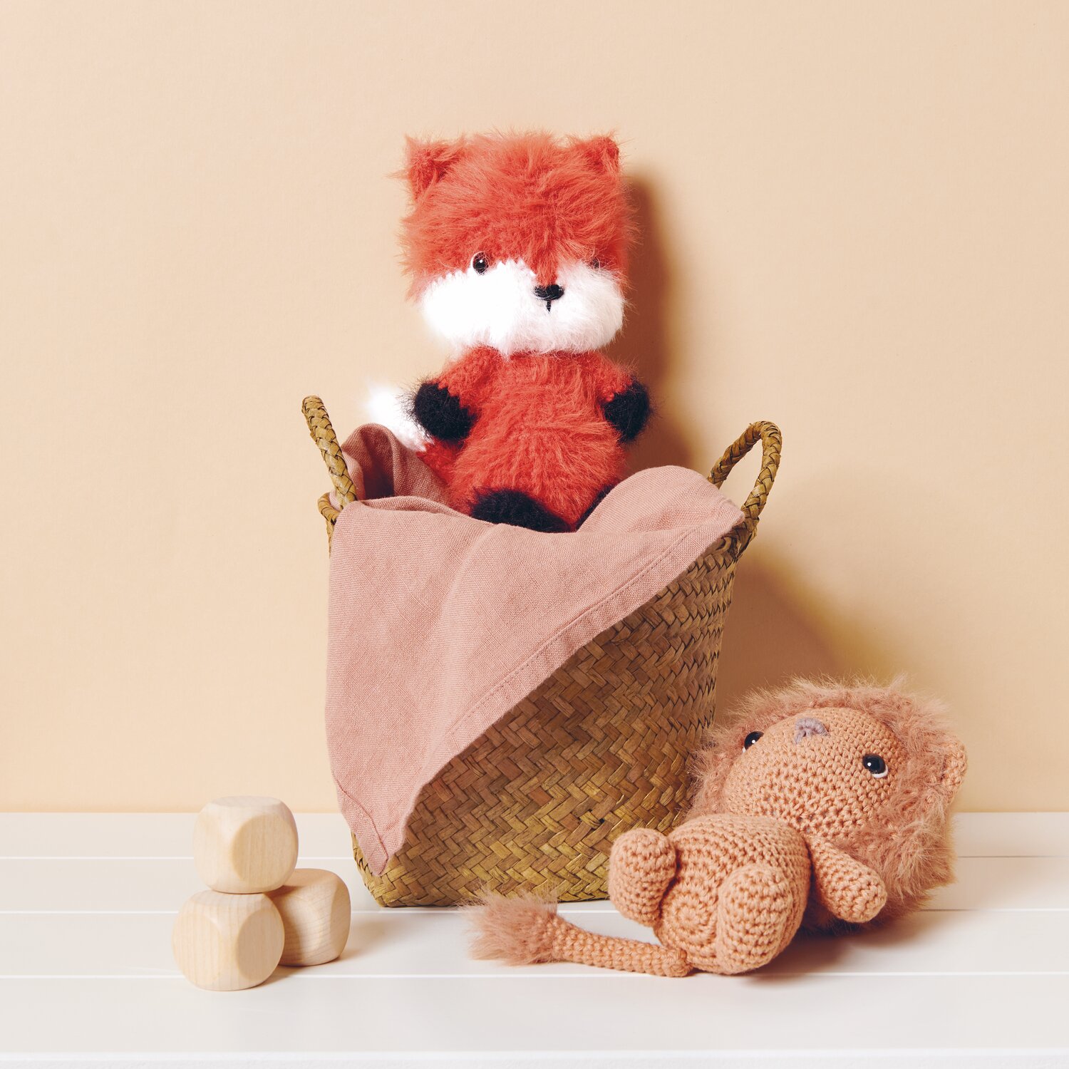 Creative Ricorumi dk 25g Farbe Fuchs von Rico Design Ricorumi Furry Animals: Ein gehäkelter Fuchs in einem Korb mit einem Löwen auf einem Tisch.