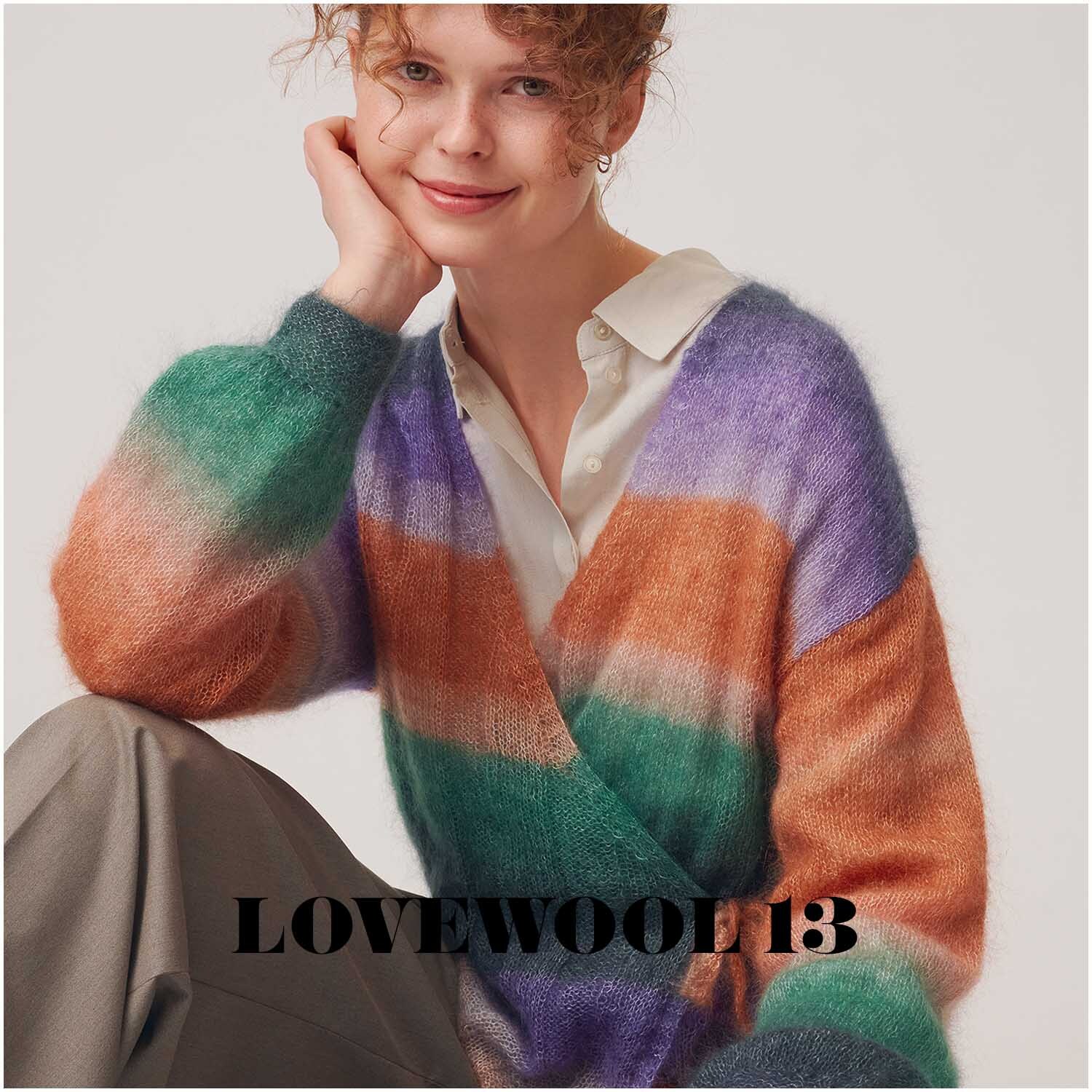 Essentials Super Kid Mohair Loves Silk Print 50g 375m Farbe Autumn von Rico Design Essentials Super Kid Mohair Loves Silk Print: Frau trägt farbenfrohen Strickpullover von Rico Design.