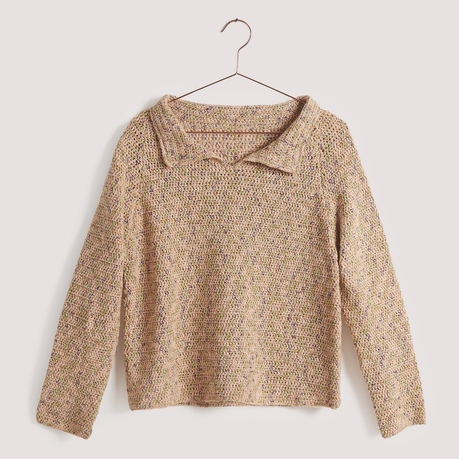 Häkelset Pullover Modell 15 aus Die Neue Masche No. 15, beige, auf einem Kleiderbügel präsentiert.