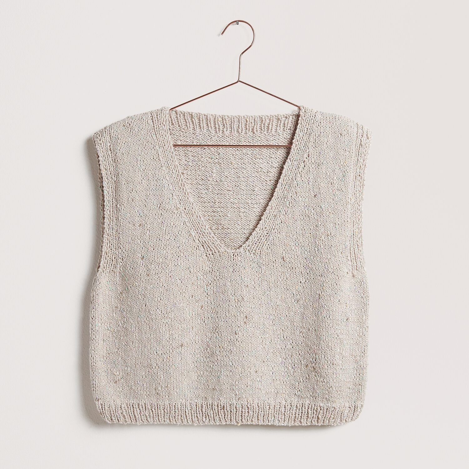 Die Neue Masche No. 12 Frühjahr-Sommer von idee. Creativmarkt Strickset Top Modell 05a: Beigefarbener ärmelloser Pullover aus Baumwollmischung, ideal für Frühling und Sommer.