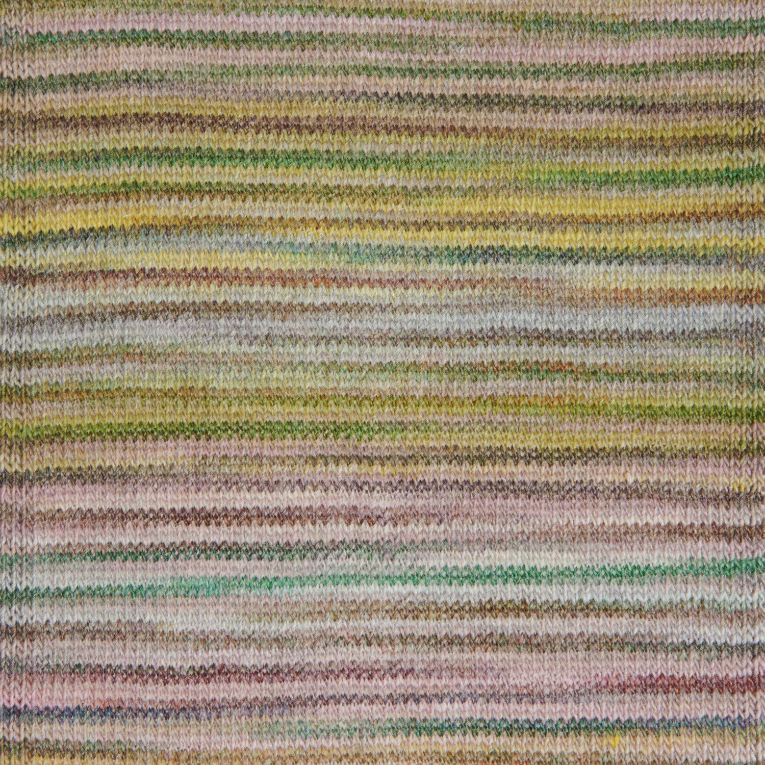 Creative Melange aran Wonderball: Gestricktes Muster in sanften Pastelltönen, ideal für vielseitige Strickprojekte.