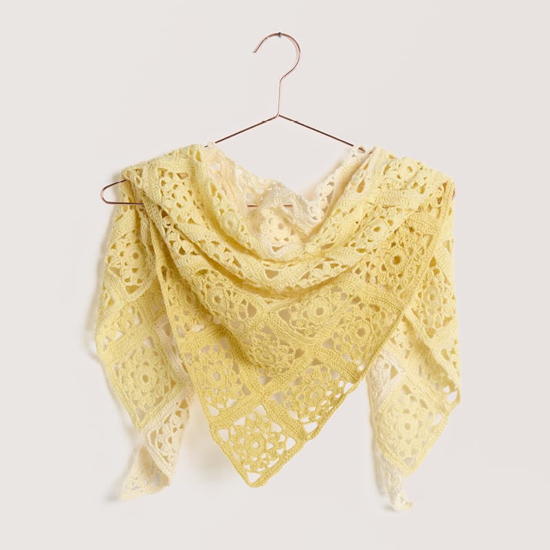 Gehäkeltes Tuch: Modell 06 aus dem Heft Lovewool No. 22