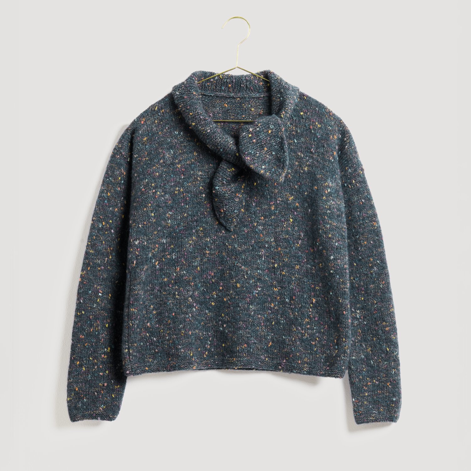 Dunkelgrauer Pullover mit bunten Sprenkeln, Modell Legeware. Der Pullover hat einen einzigartigen Kragen mit Schleifendetail und ist ideal für kühle Tage. Perfekt für stilvolle Herbst- und Winteroutfits.