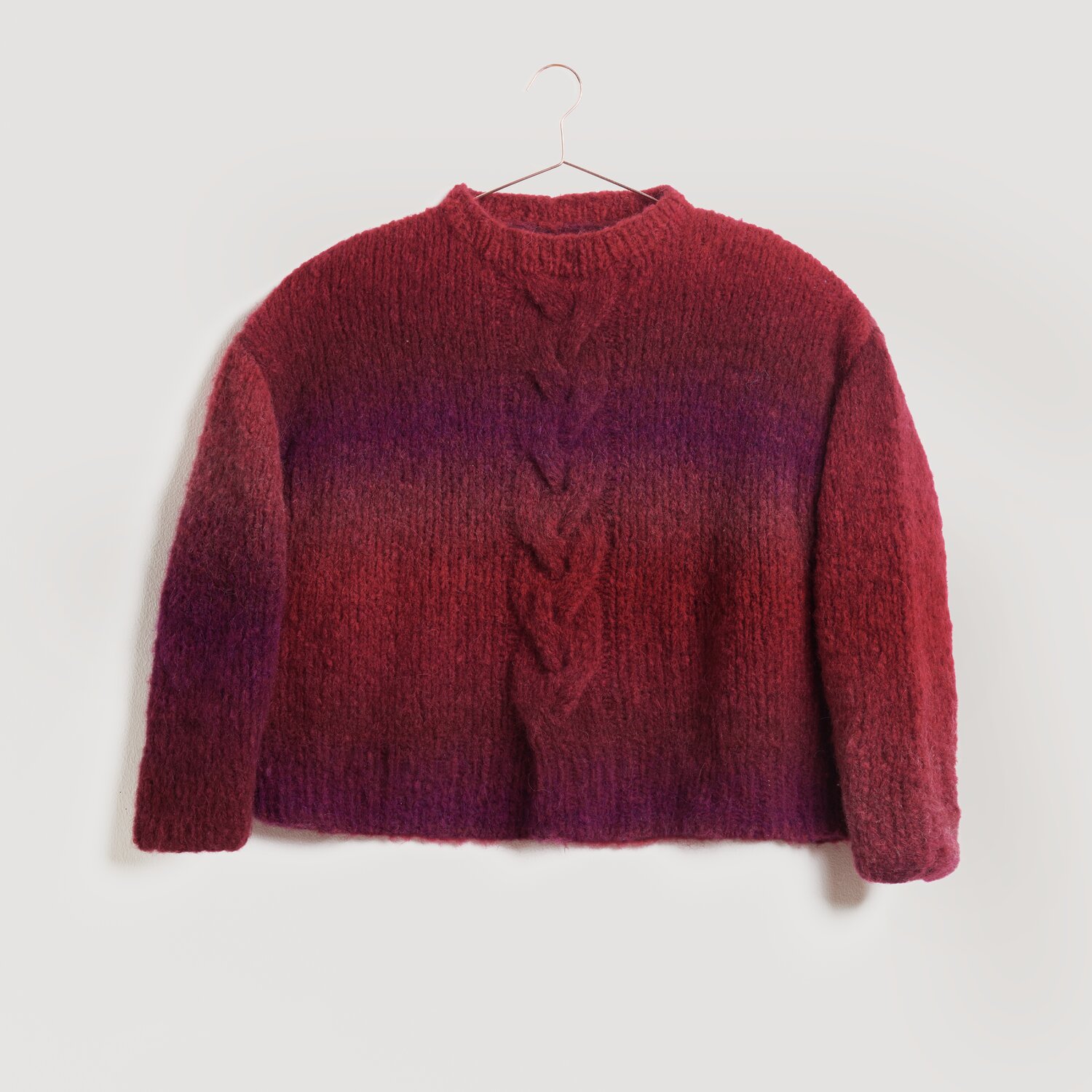 Roter Pullover mit Zopfmuster, aus weichem Material. Marke: Modell Legeware. Perfekt für kühle Tage, bietet Komfort und Stil. Ideal für modische Herbst- und Winteroutfits.