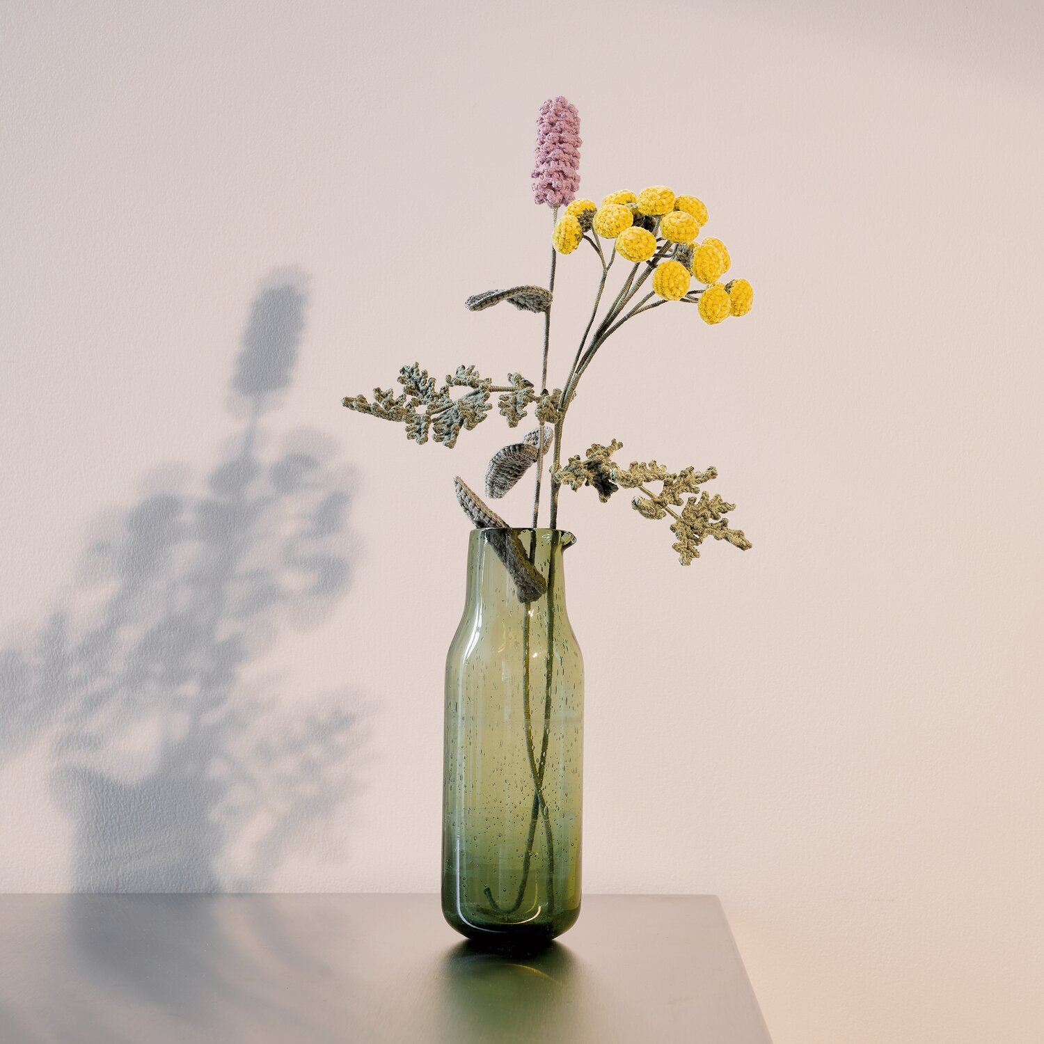 Ricorumi In the Meadow dekorative Trockenblumen in schmaler Glasvase auf Tisch, minimalistisches Stillleben vor heller Wand, ideal für natürliches Wohndekor