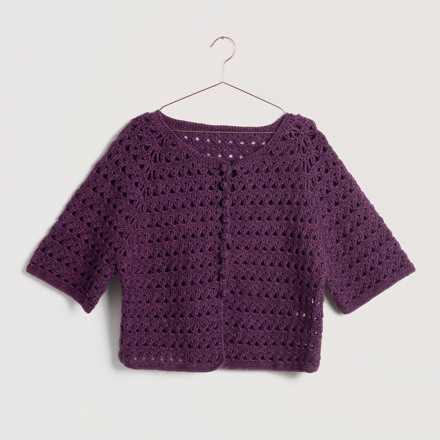 Häkelset kurzarm Jacke Modell 13 B aus Lovewool No. 22 in Bordeaux, präsentiert auf einem Kleiderbügel. Ideal für Frühjahr-Sommer.