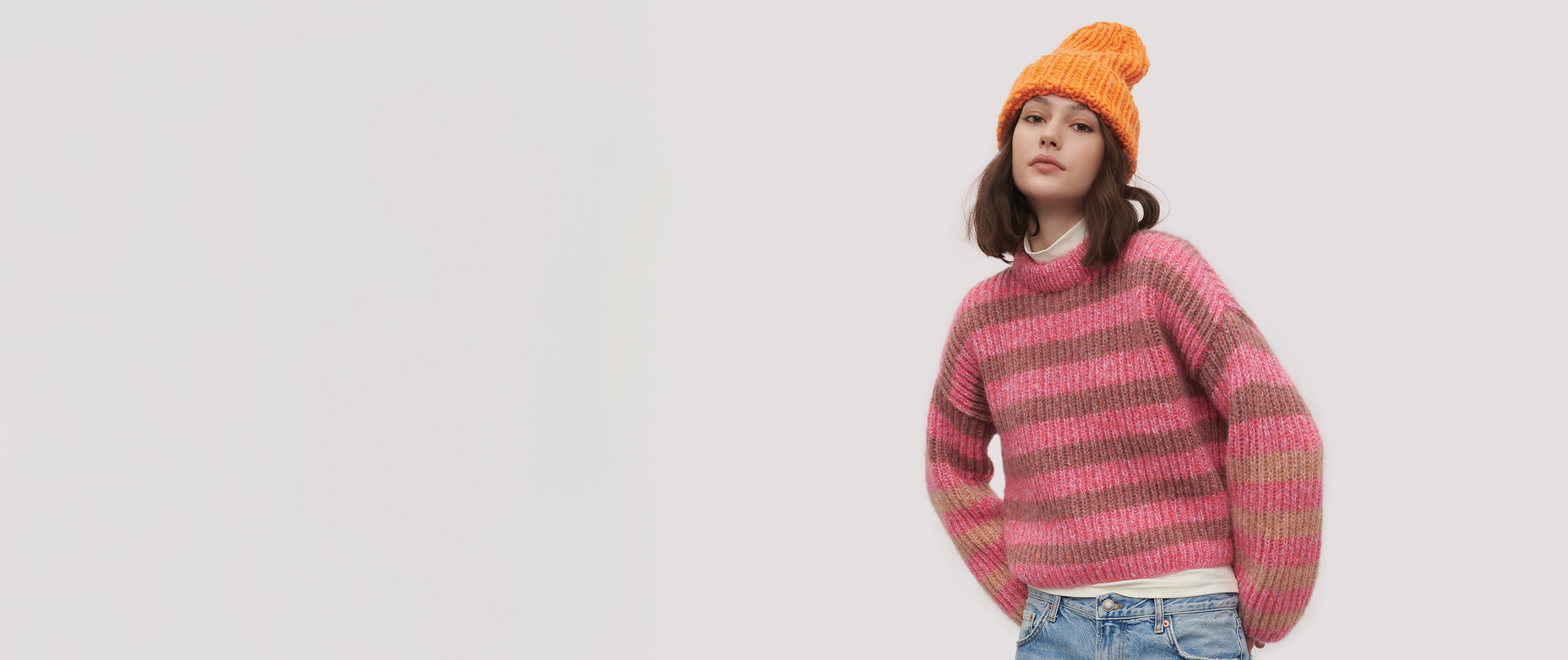 Frau mit gestreiftem Strickpullover und Mütze