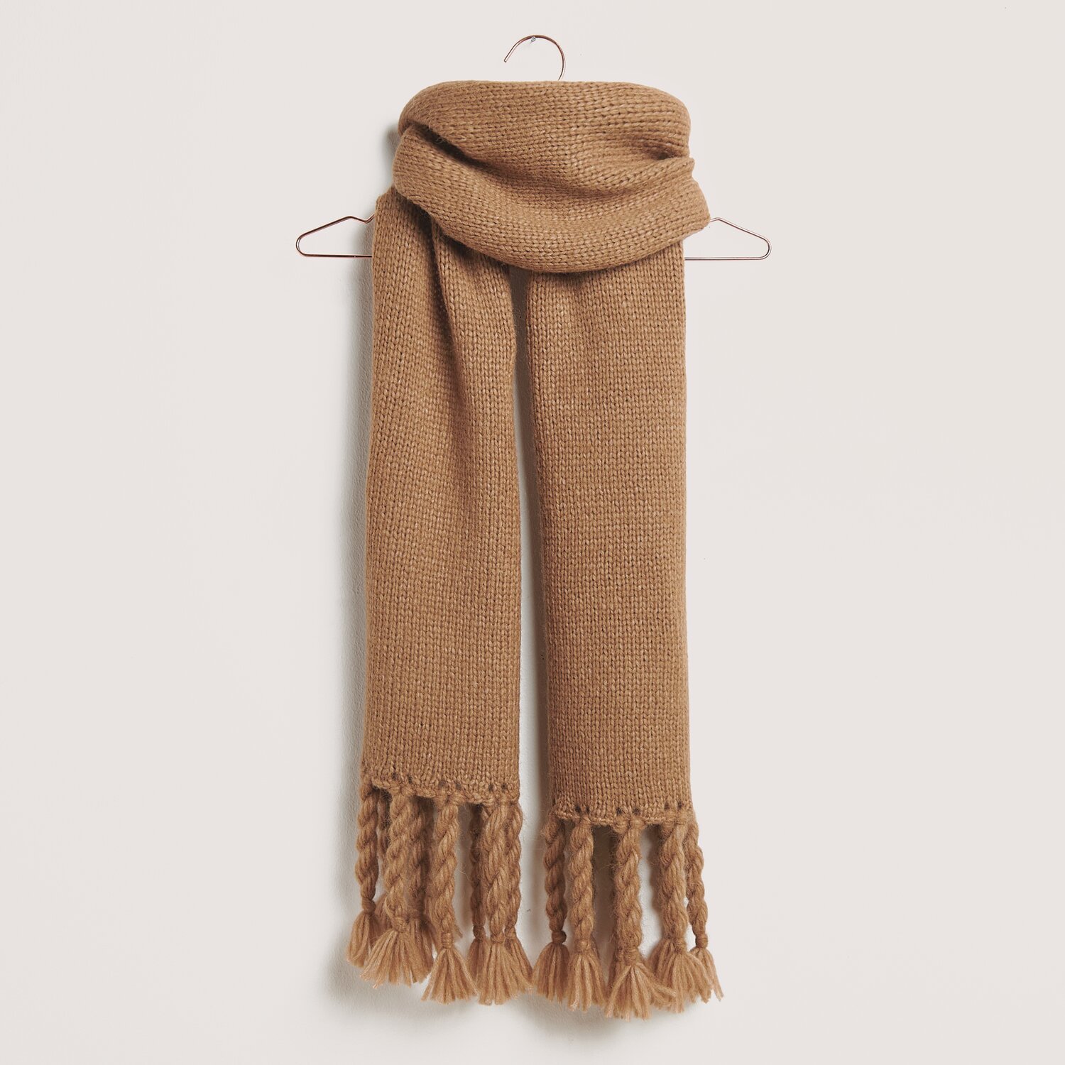 Made by Me No. 21 Herbst-Winter Sprachauswahl deutsch von Rico Design Strickset Schal Modell 14 aus Made by Me No. 21, Zimt, mit geflochtenen Fransen, ideal für Herbst-Winter. Hochwertige Alpaka-Merino-Mischung.