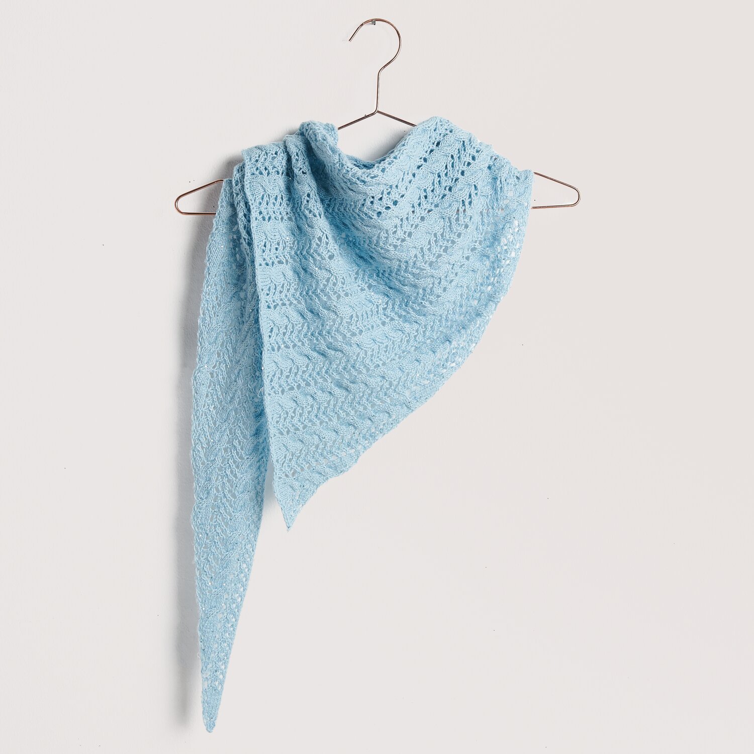 Die Neue Masche No. 12 Frühjahr-Sommer von idee. Creativmarkt Strickset Tuch Modell 24 aus Die Neue Masche No. 12: Elegantes hellblaues Tuch aus Baumwolle und Merino, perfekt für Frühling und Sommer.