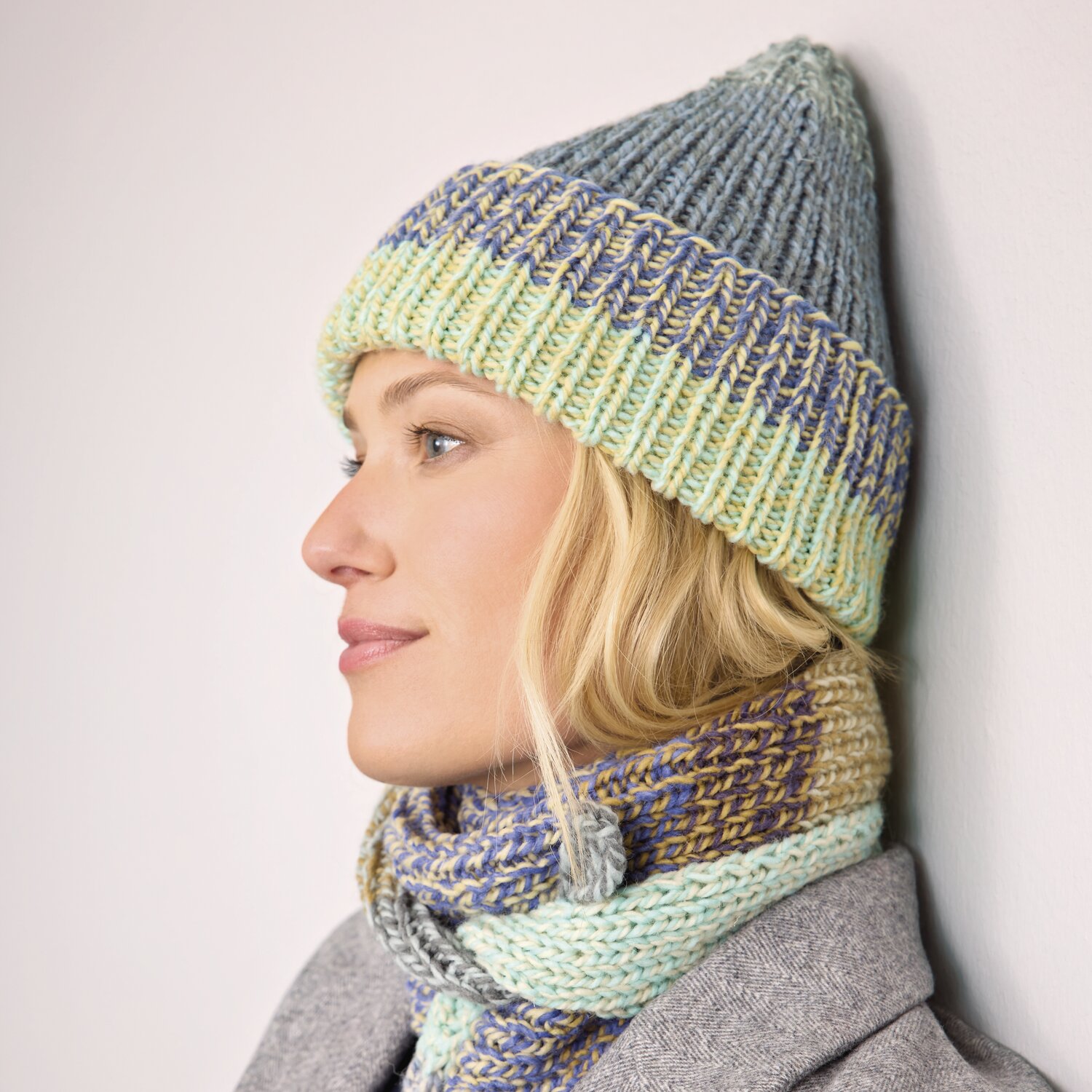 Strickset Mütze + Dreieckstuch Modell 22 aus Die Neue Masche No. 14 von idee. Creativmarkt