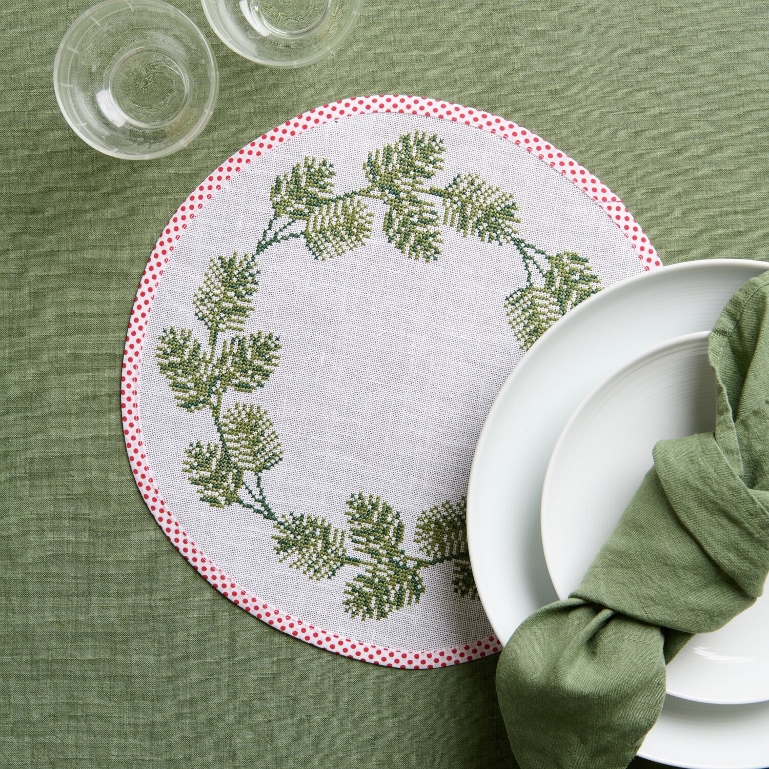 Stickpackung Platzsets rund Tannenzweige: Elegante Tischdekoration mit Tannenzweig-Muster, ideal für festliche Anlässe.