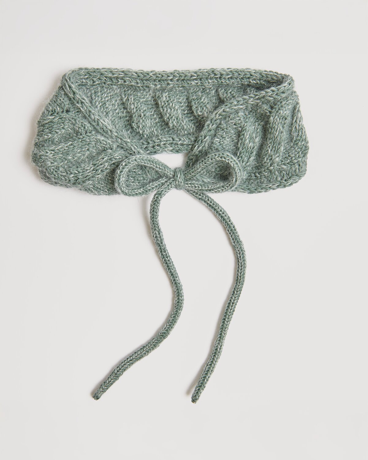 Essentials Merino dk: Eleganter, gestrickter Schal in Efeu-Grün mit Schleife, ideal für Herbstmode.