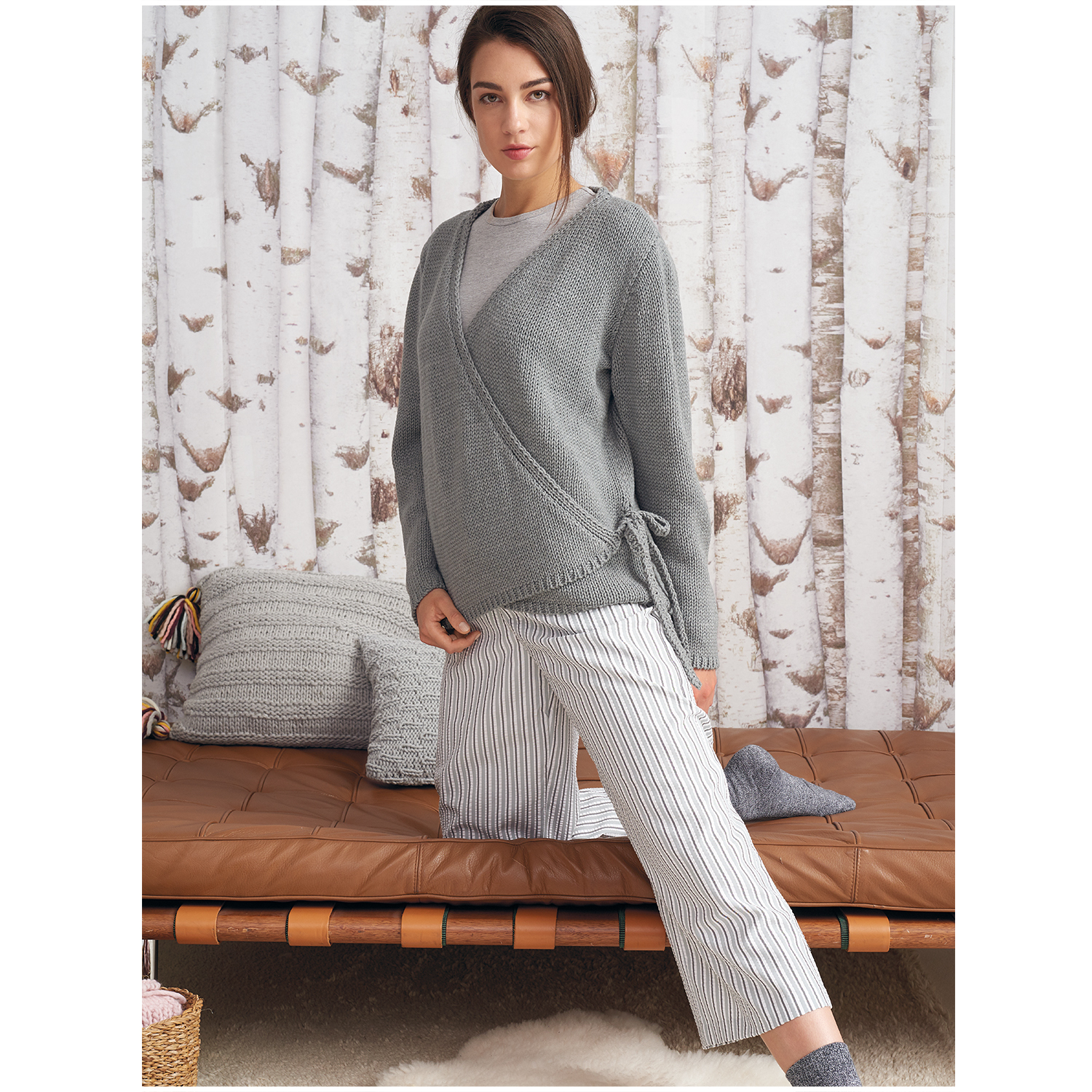Classik 50g 90m Farbe Mittelgrau-Melange von idee. Creativmarkt Classik Strickjacke in Mittelgrau-Melange von Wolle Rödel, getragen von Frau vor Birkenwald-Tapete.