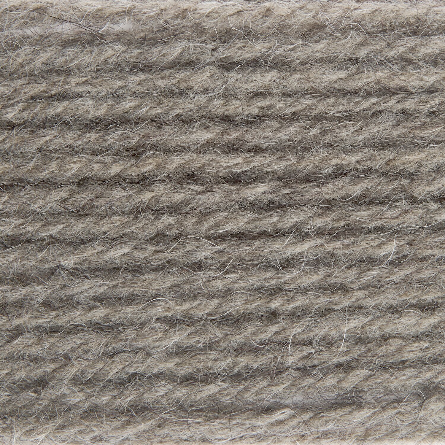 Soft Alpaca, Rico Design, 50g 125m, detailreiche Nahaufnahme eines weichen, mehrfädigen Garnknäuels in natürlichem Taupeton für Strick- und Häkelprojekte