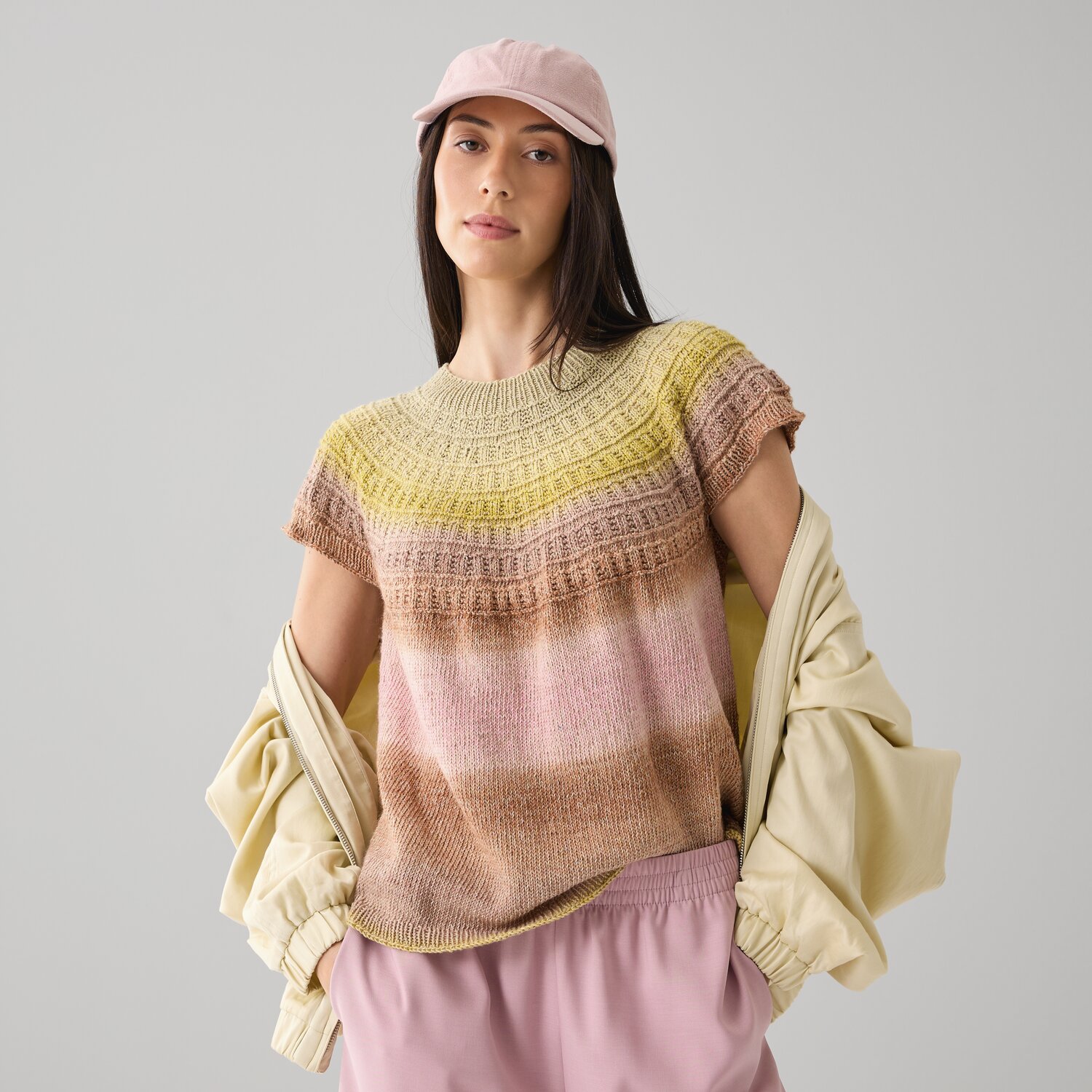 Strickset Shirt Modell 19: Frau trägt pastellfarbenes Strickshirt mit gelben und rosa Streifen.