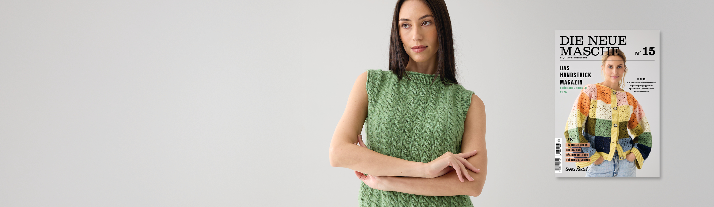 Eine Frau trägt ein gestricktes Top mit die Neue Masche 15 daneben