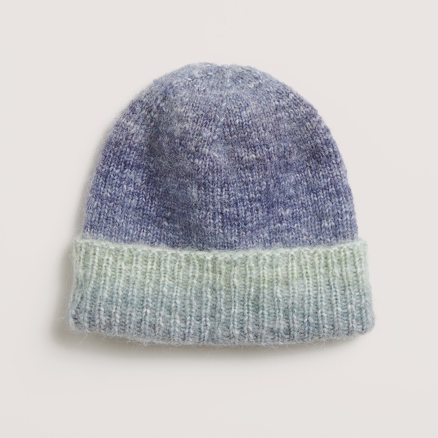 Creative Painted Power, gestrickte Mütze in Blau- und Grüntönen, ideal für kalte Tage.