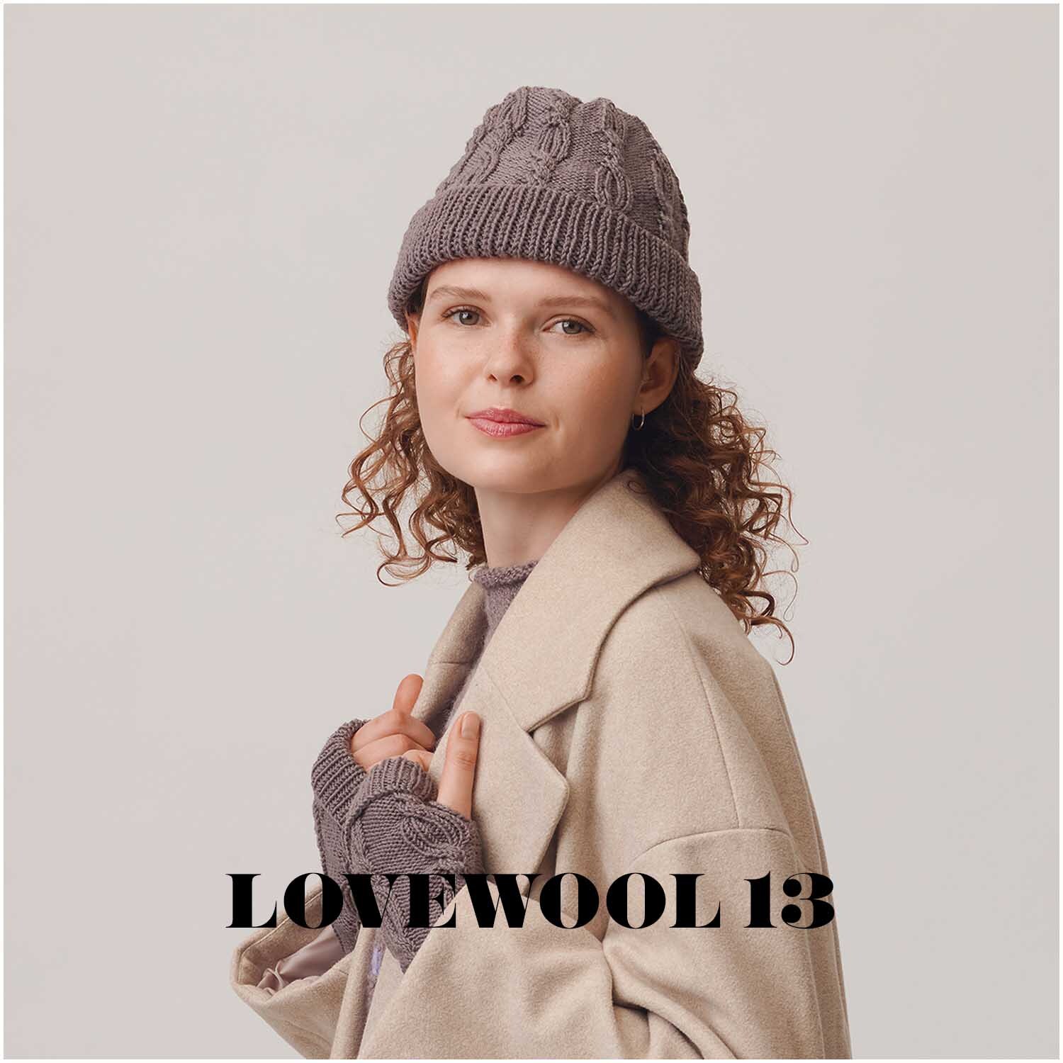 Essentials Merino dk: Frau mit grauer Strickmütze und Handschuhen aus Rico Design Wolle.