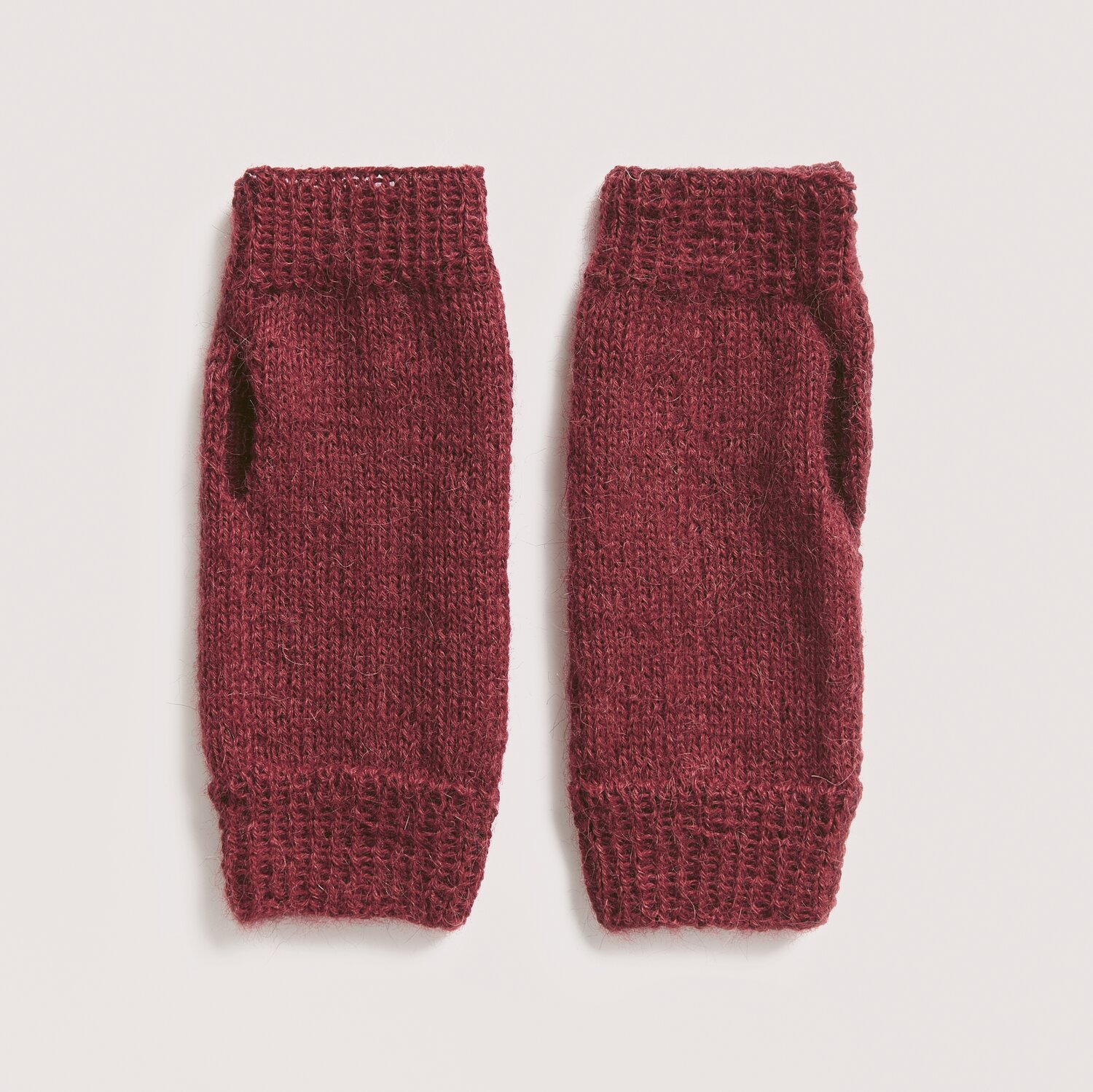 Socks Alpaca Luxury 4-fädig in Bordeaux, gestrickt aus hochwertigen Naturfasern, auf hellem Hintergrund.