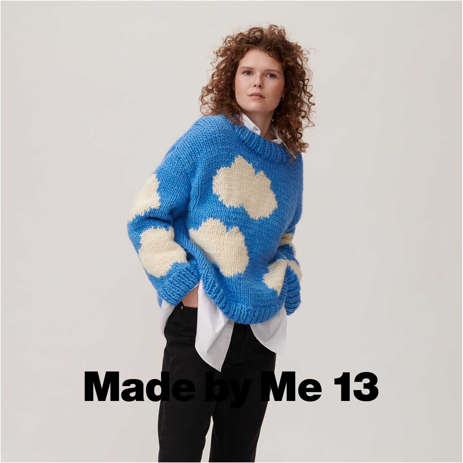 Essentials Super super chunky Pullover in Blau von Rico Design, getragen von einer Person.