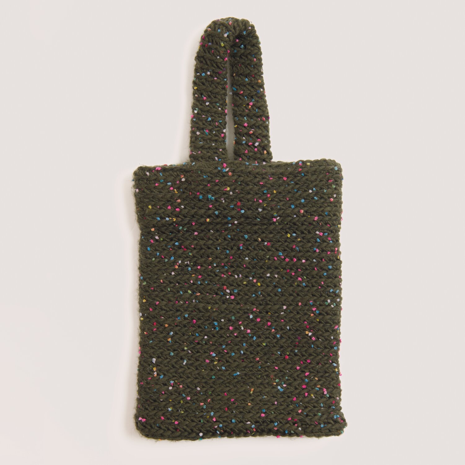 Essentials Super super chunky gestrickte Tasche mit bunten Speckled-Effekten, aus Rico Design Garn Creative Make It Flöckchen, Maße etwa wie ein kleines Accessoire, ideal für kurze Tragegriffe.