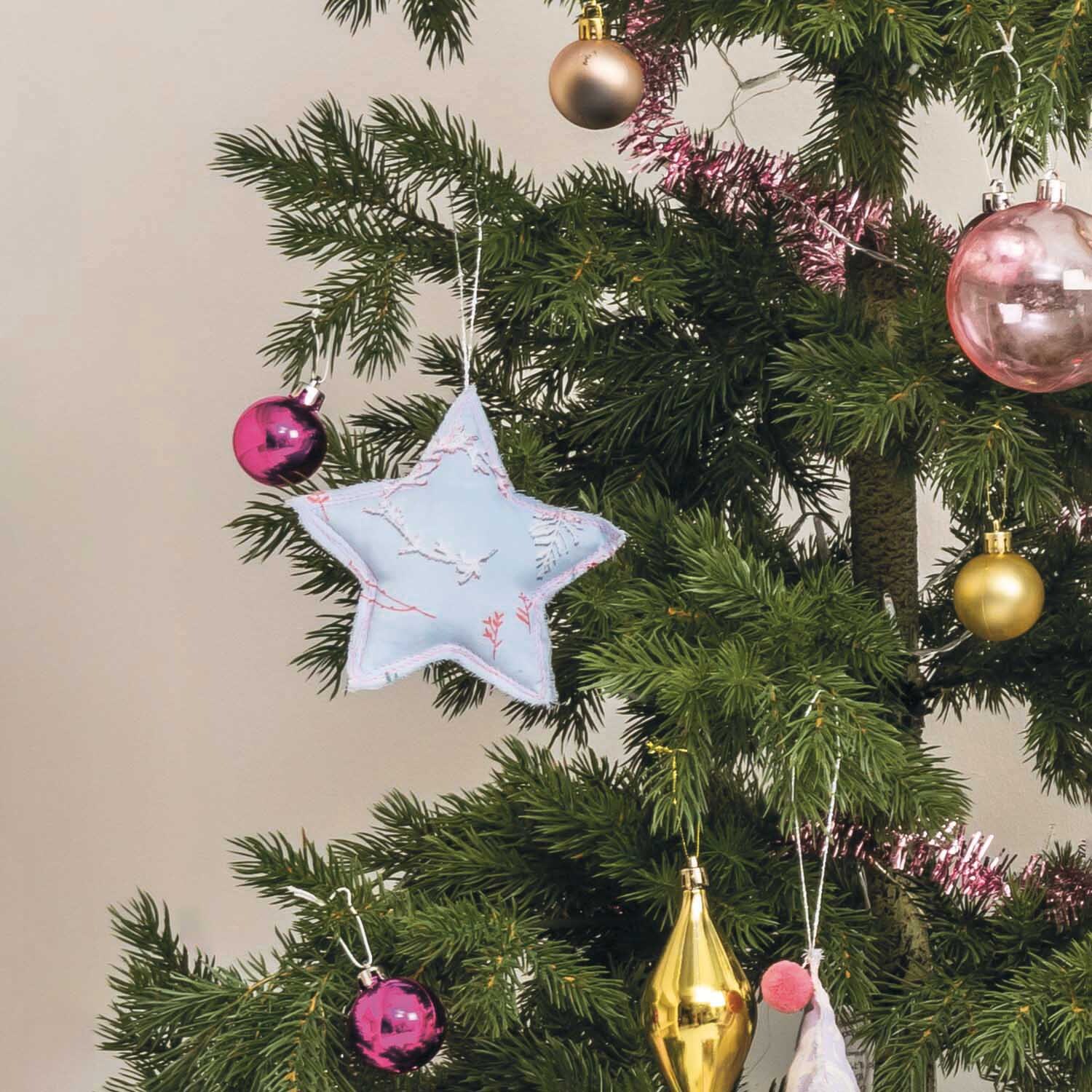 Nähanleitung weihnachtlicher Stern-Anhänger aus Stoff Nähanleitung weihnachtlicher Stern-Anhänger aus Stoff von Rico Design