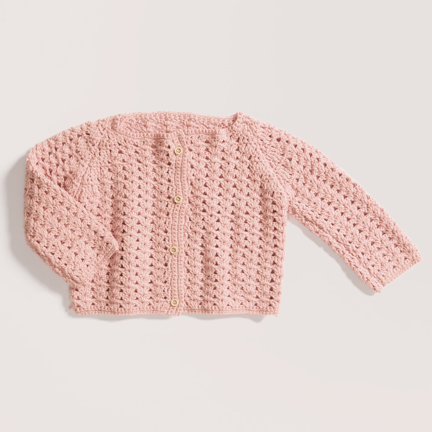 Häkelset Jacke Modell 19 aus Baby 043 in zartem Blush, gestrickt aus weicher Bio-Baumwolle und Kaschmir. Ideal für Babys.
