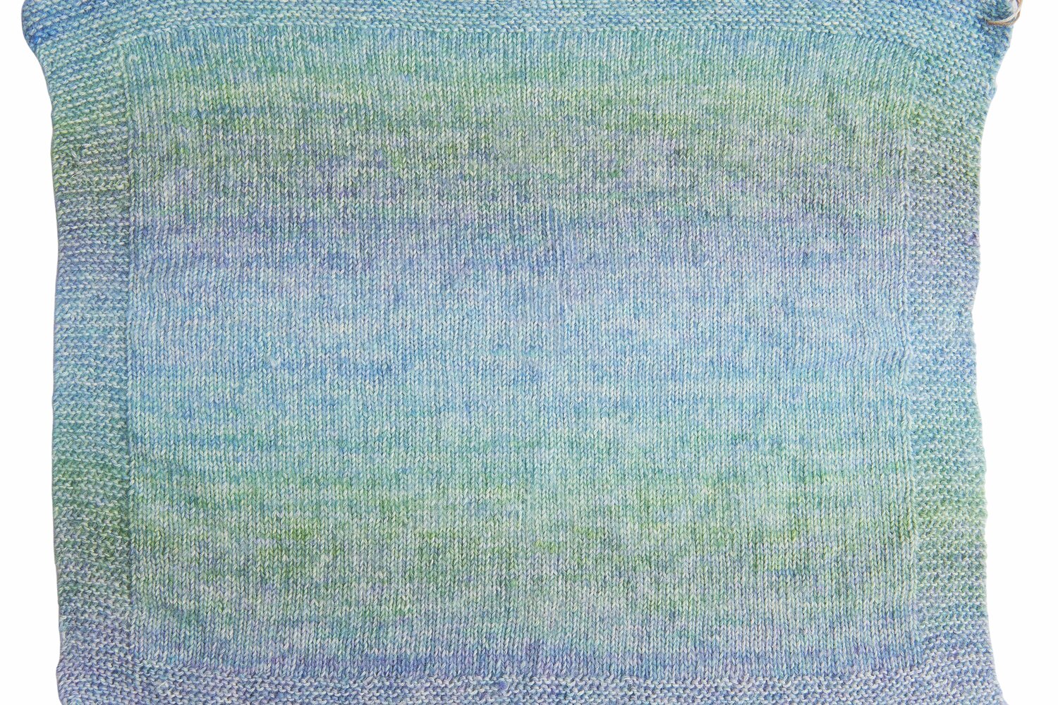 Creative Painted Power Cotton dk, gestricktes Quadrat in Aqua Shades, 100g 300m, zeigt sanfte Farbverläufe in Blau- und Grüntönen.