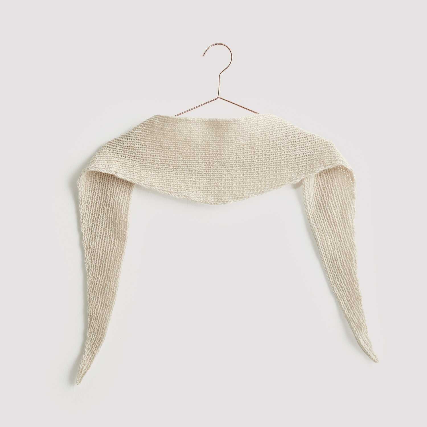 Luxury Knits - Premium Natural Fibres, gestricktes Dreieckstuch in Naturfarbe auf Bügel.