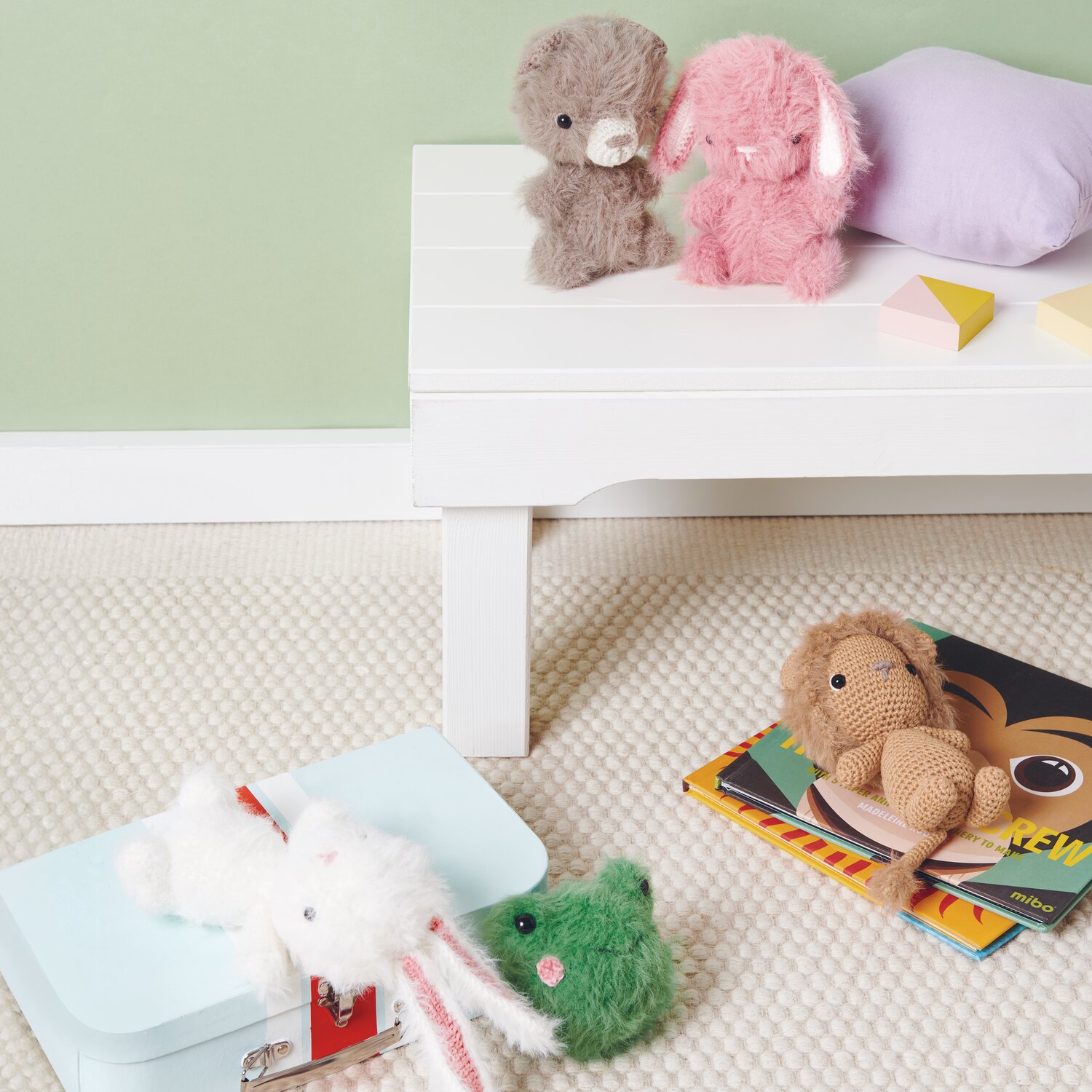 Creative Ricorumi dk 25g Farbe Creme von Rico Design Ricorumi Furry Animals: Niedliche gehäkelte Tiere in Creme, Koralle und Karamell auf Teppich. Ideal für kreative Projekte.