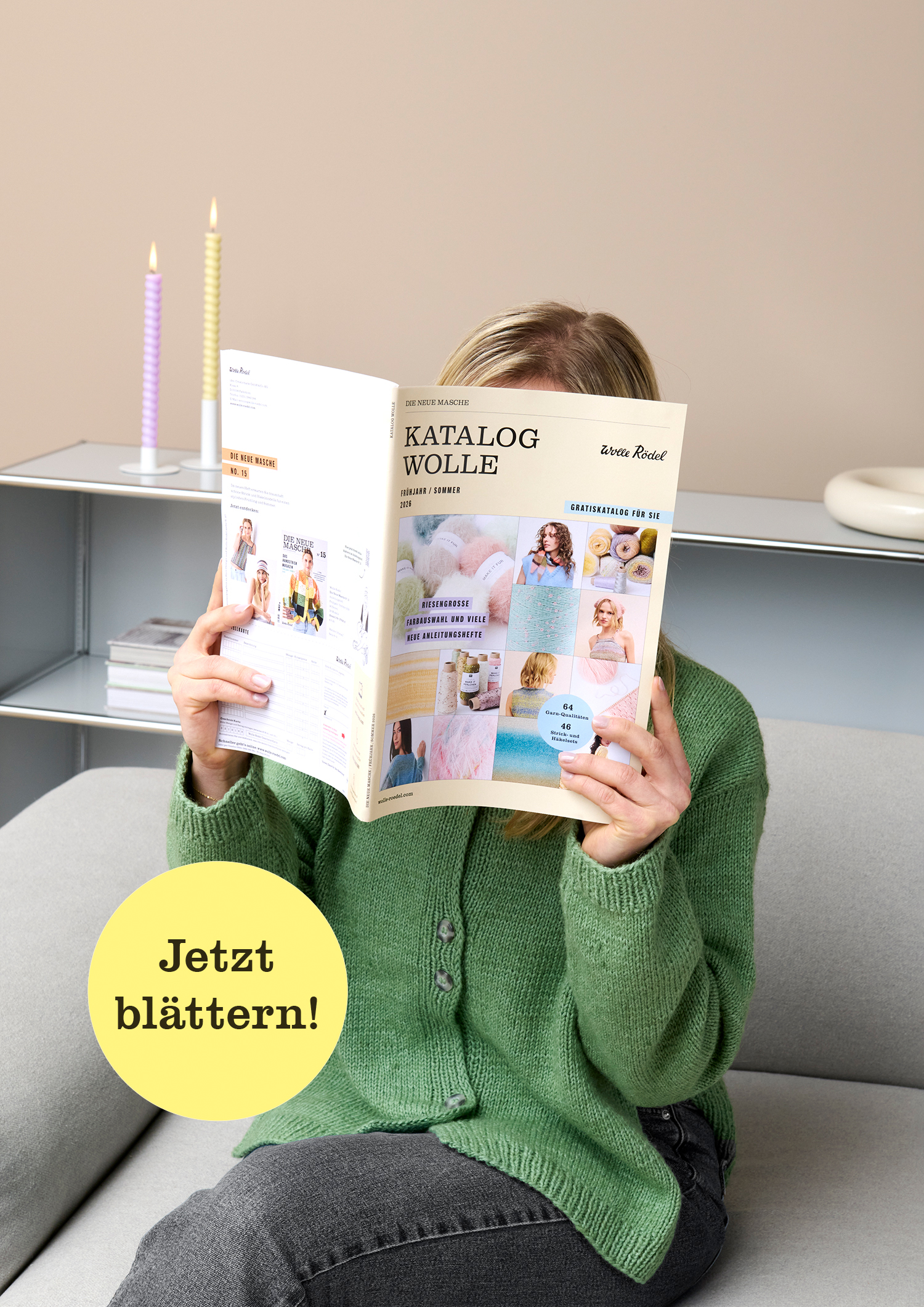 Frau sitzt auf Sofa und schaut sich Katalog Wolle an