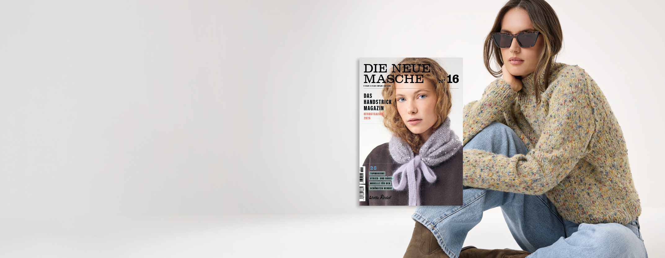 Model trägt gelben Strickpullover, daneben Anleitungsheft Die Neue Masche N° 16