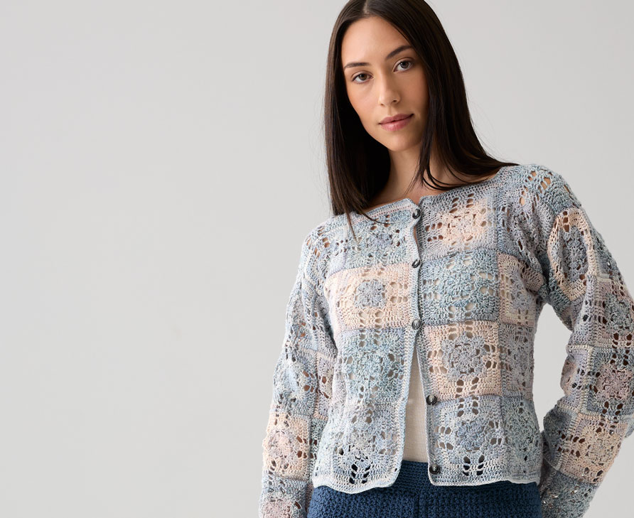 Frau trägt pastellfarbene Häkeljacke
