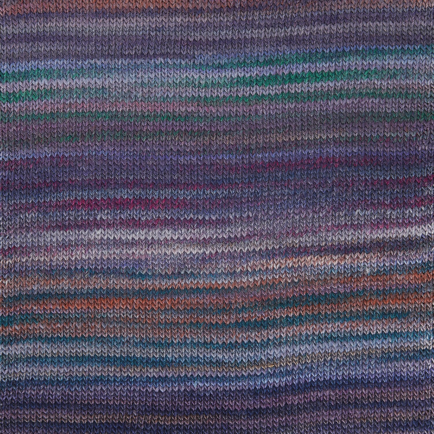 Creative Melange aran Wonderball, gestricktes Muster in Lila-Rost, 200g 640m, von Rico Design.