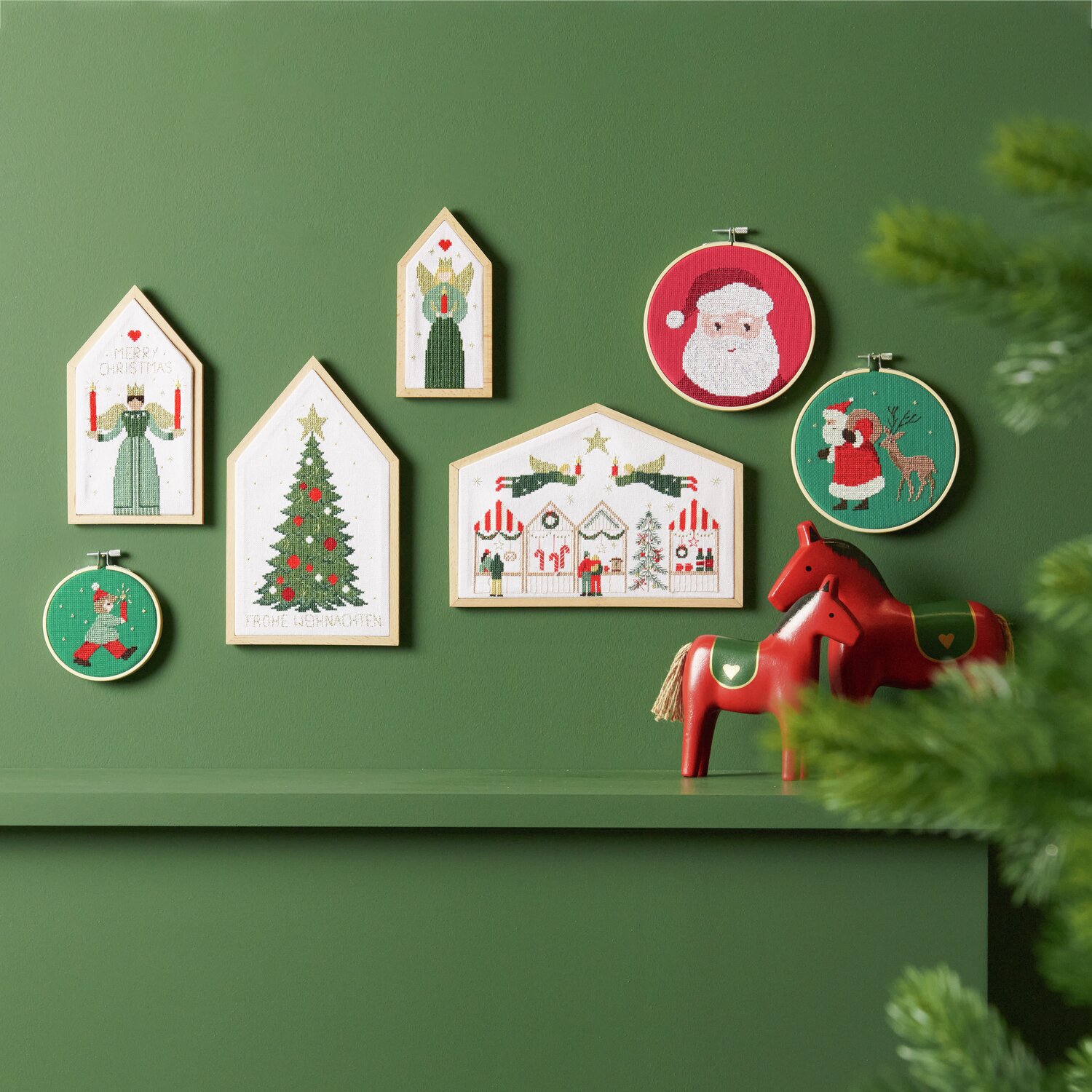 Stickpackung Santa und Reh: Wanddekoration mit weihnachtlichen Motiven, darunter Santa und ein Reh, auf grünem Hintergrund. Ø15cm, von Rico Design.