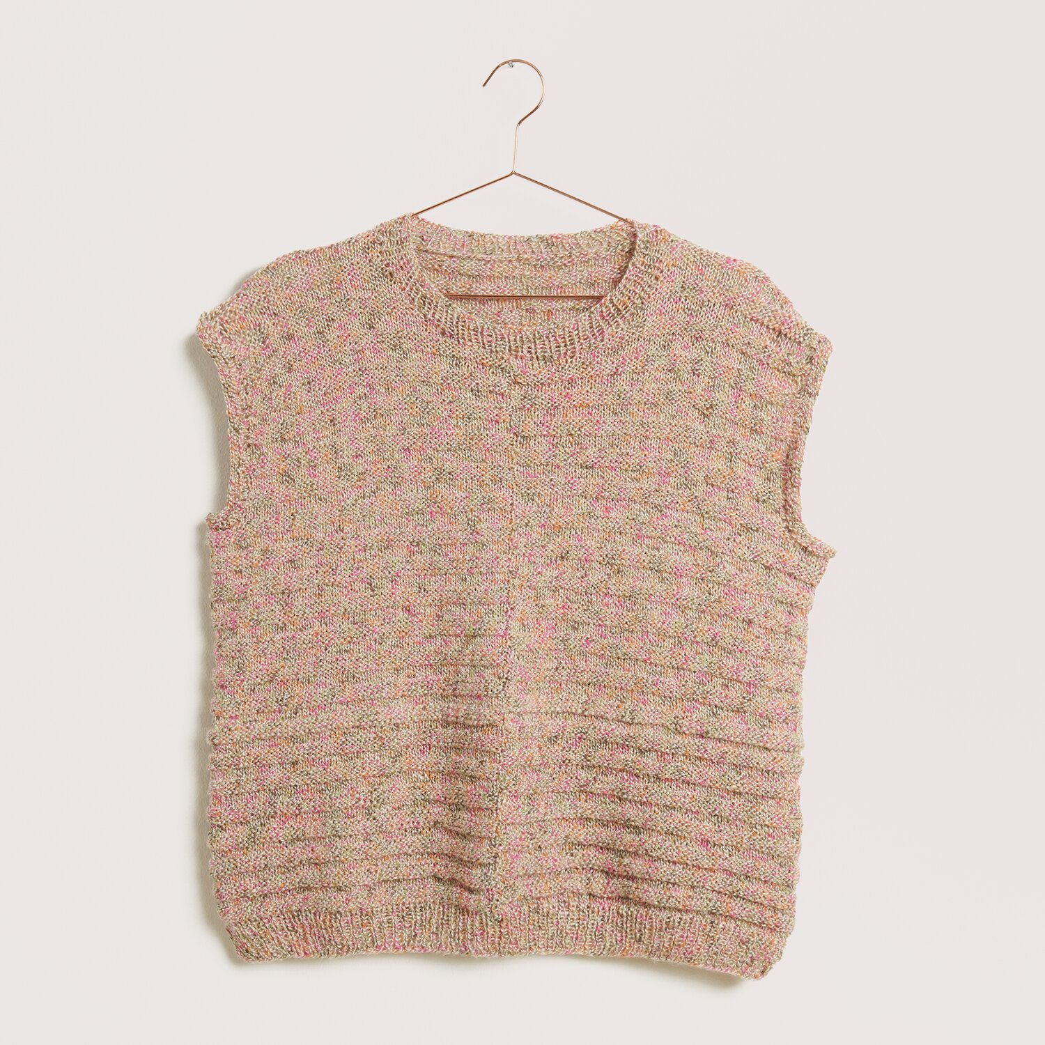 Strickset Shirt Modell 16 aus Die Neue Masche Nr. 9, beige-rosa gestrickt, auf einem Kleiderbügel. Ideal für Frühjahr-Sommer.