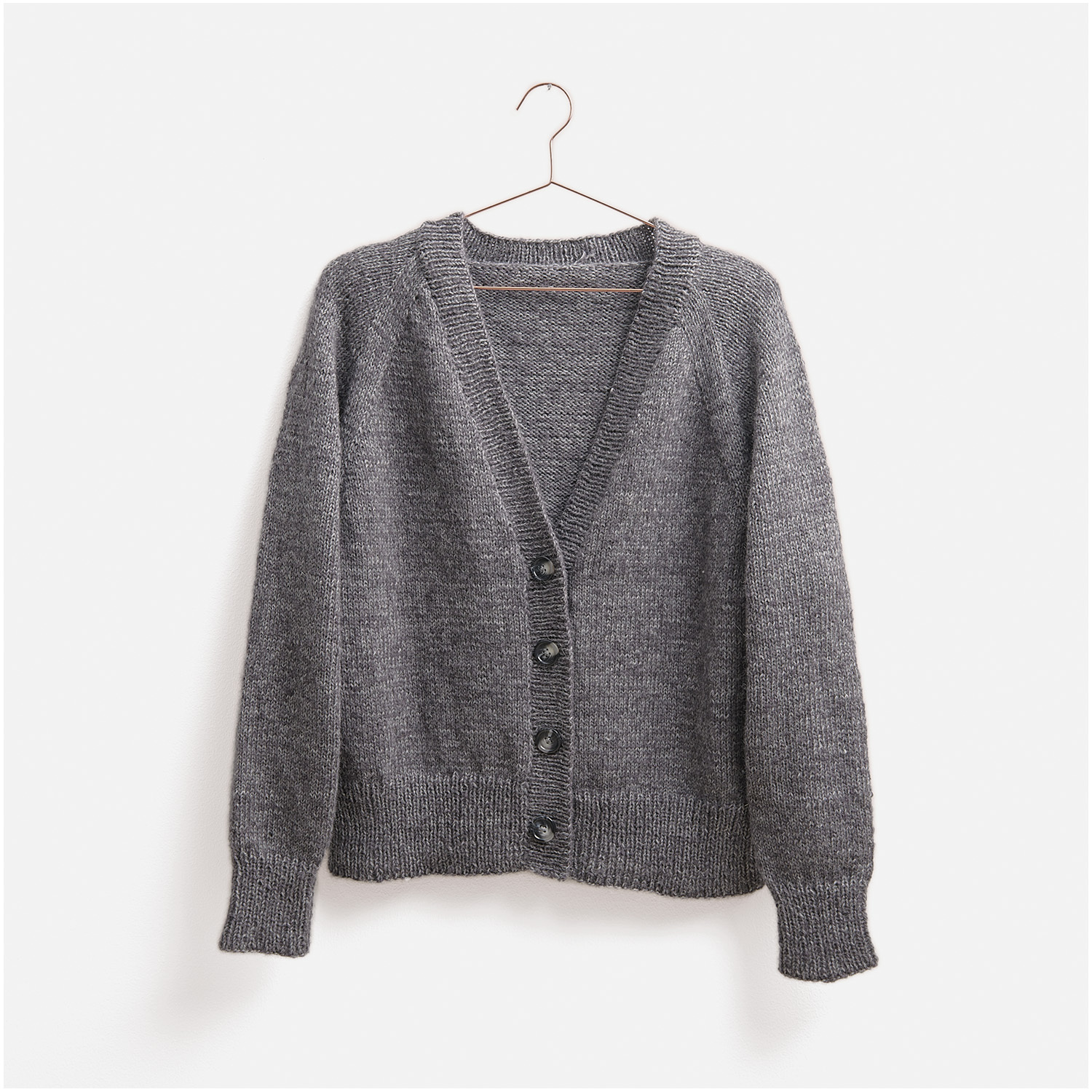 Strickset Cardigan Modell 05, grauer Cardigan mit V-Ausschnitt und Knopfleiste, ideal für kühle Tage.