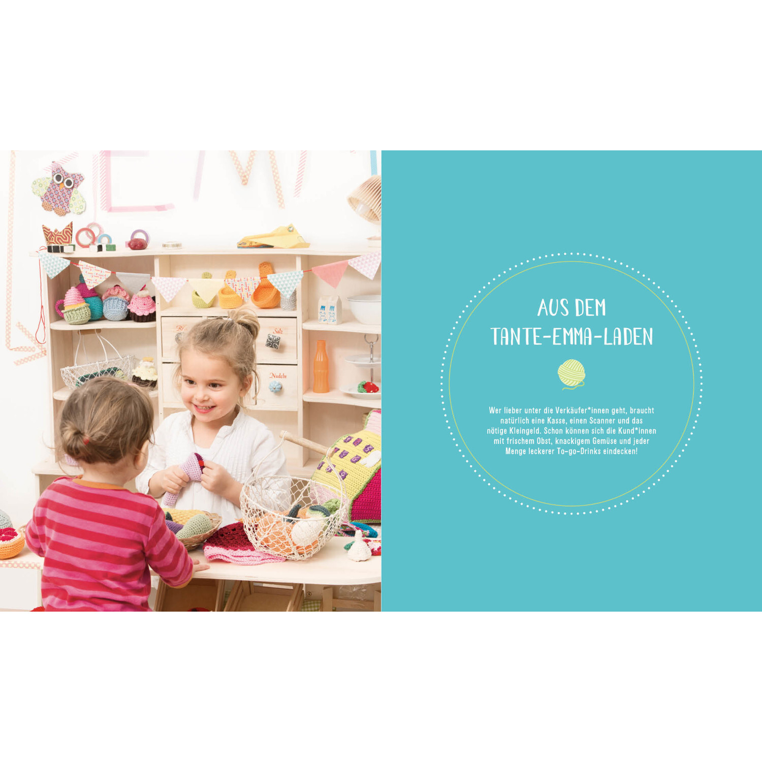 Meine Häkelküche: Zwei Kinder spielen in einem farbenfrohen Tante-Emma-Laden mit Häkelspielzeug.