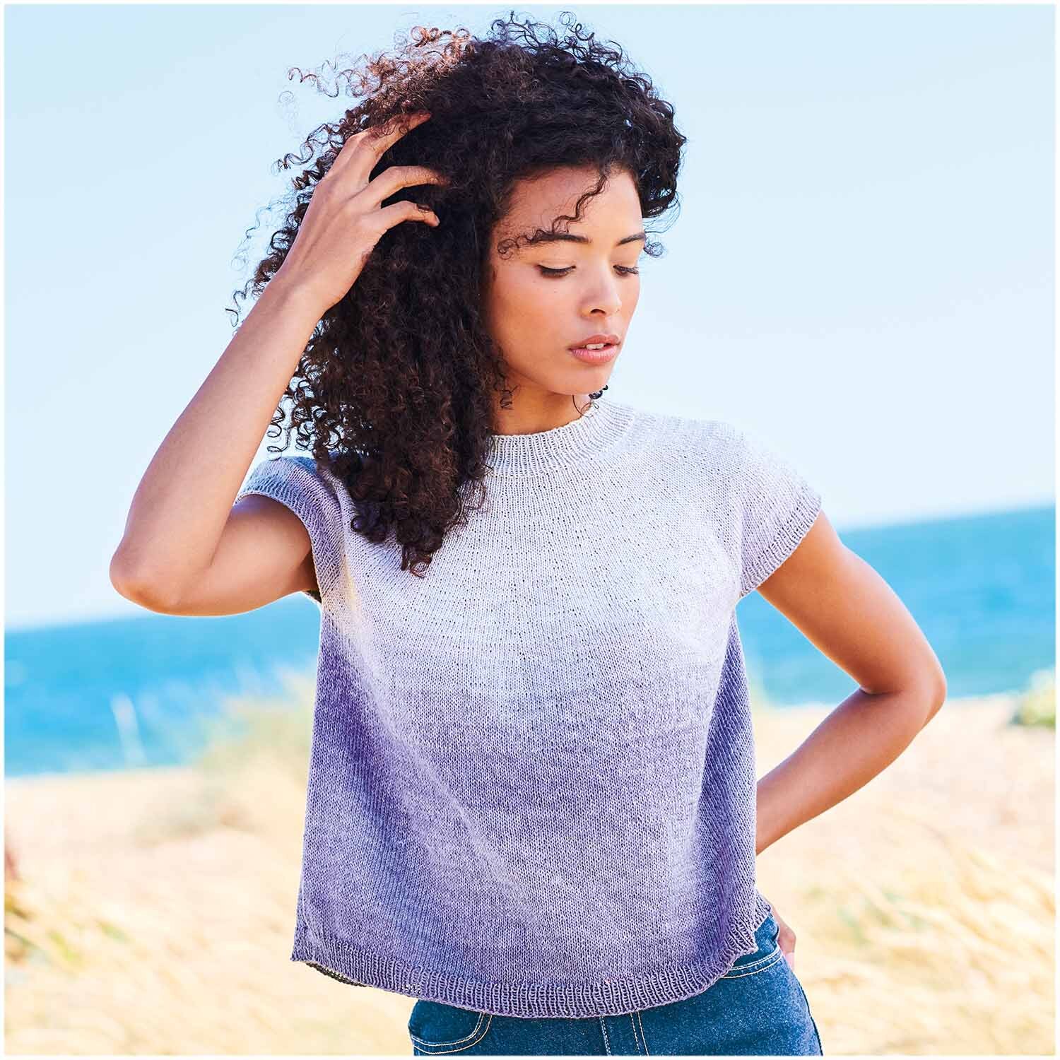 Creative Cotton Dégradé Lucky 8: Frau trägt lila Oberteil am Strand, Rico Design, 200g 800m.