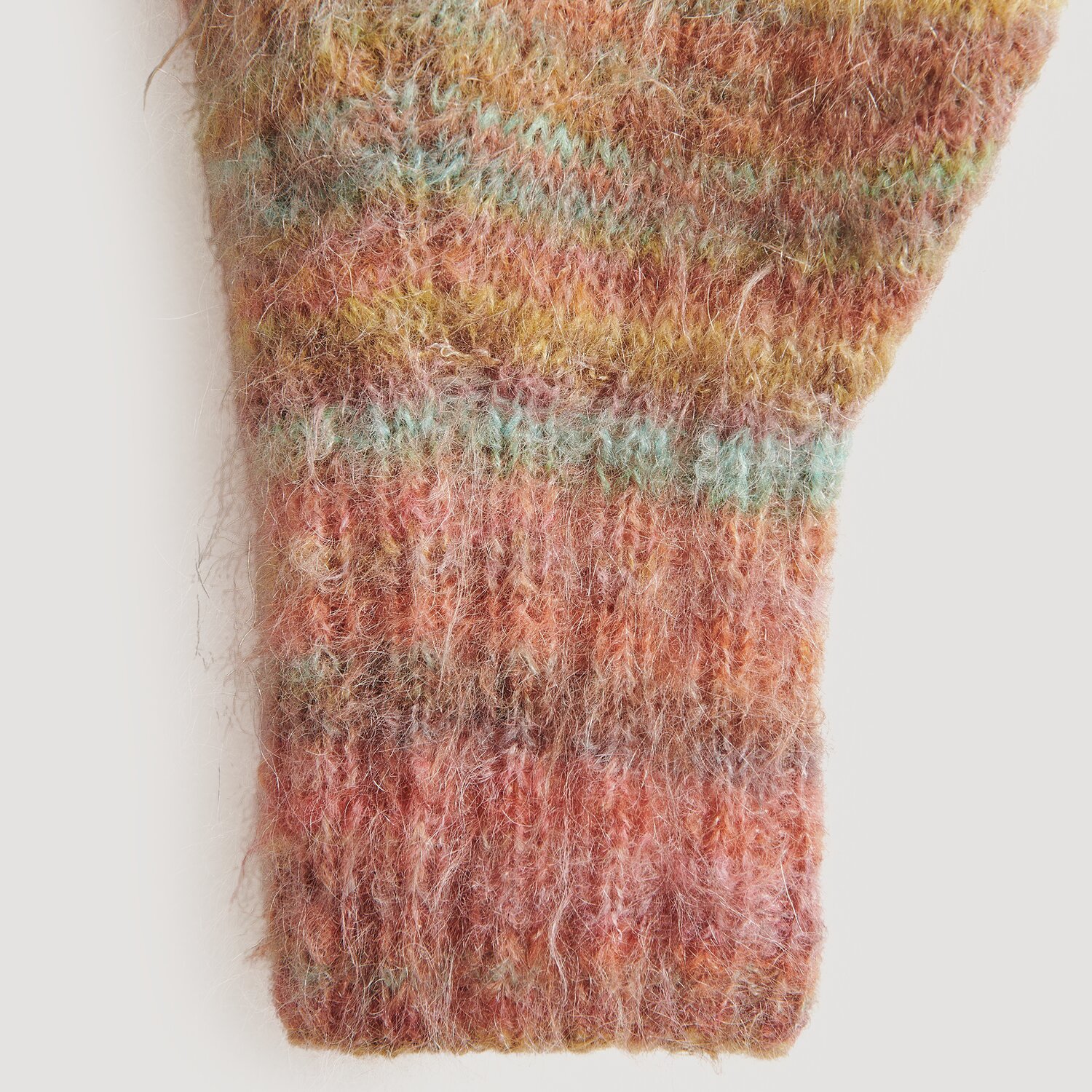 Fashion Meri Mohair Print: Strickärmel in warmen Herbsttönen, weiche Textur, ideal für kühle Tage.