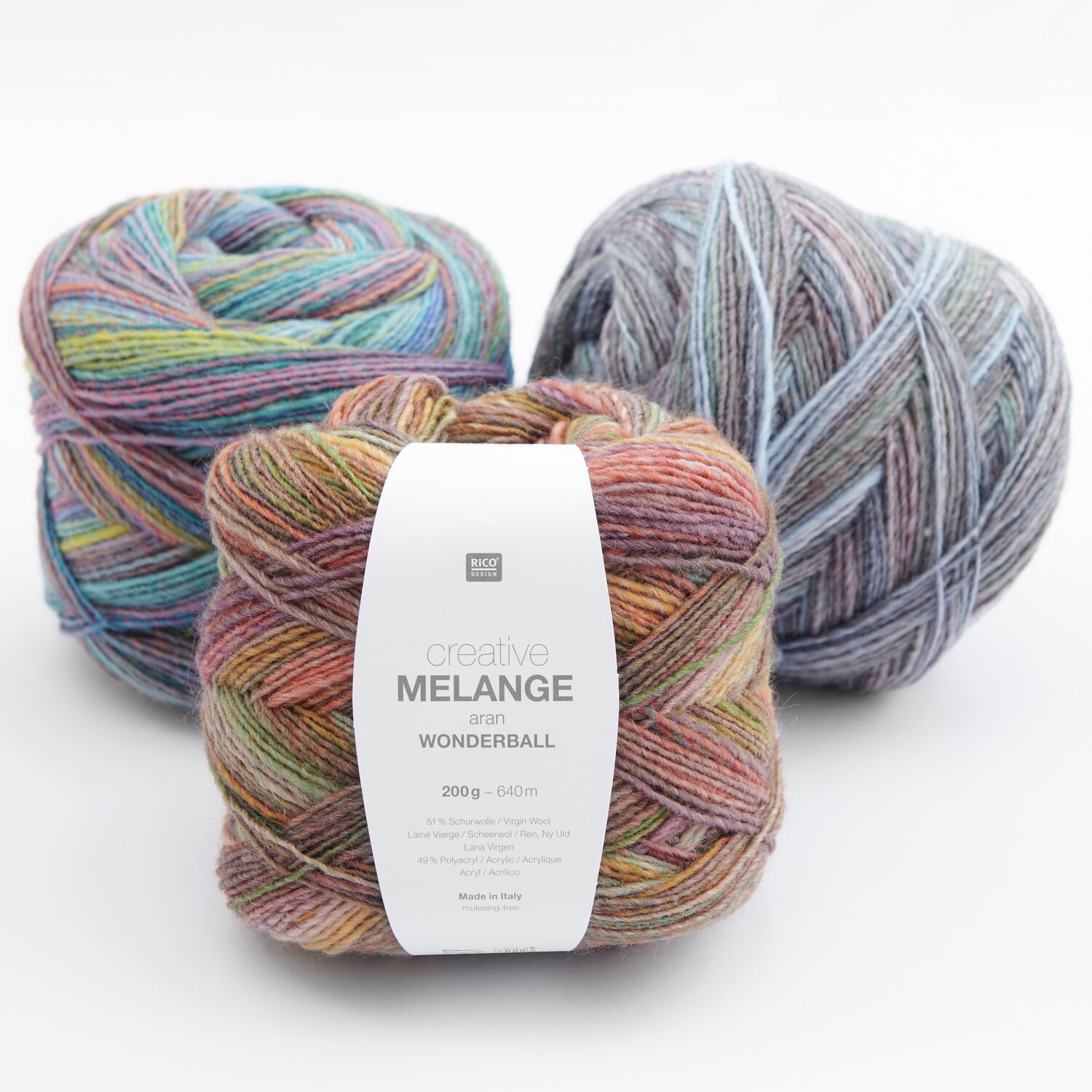 Creative Melange aran Wonderball zeigt ein weiches Garn in Wolkenmuster von Rico Design, ideal für Strickprojekte.