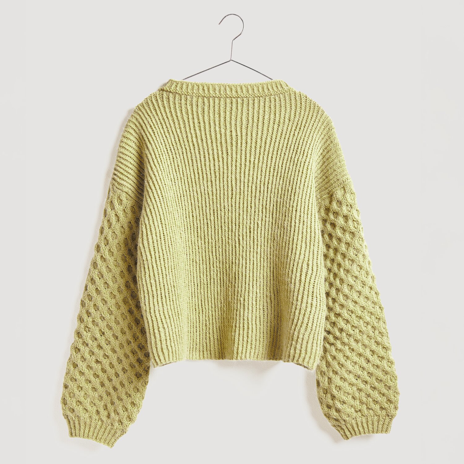 Strickset Pullover Modell 29 aus Die Neue Masche No. 13, gelb, mit Zopfmuster-Ärmeln.